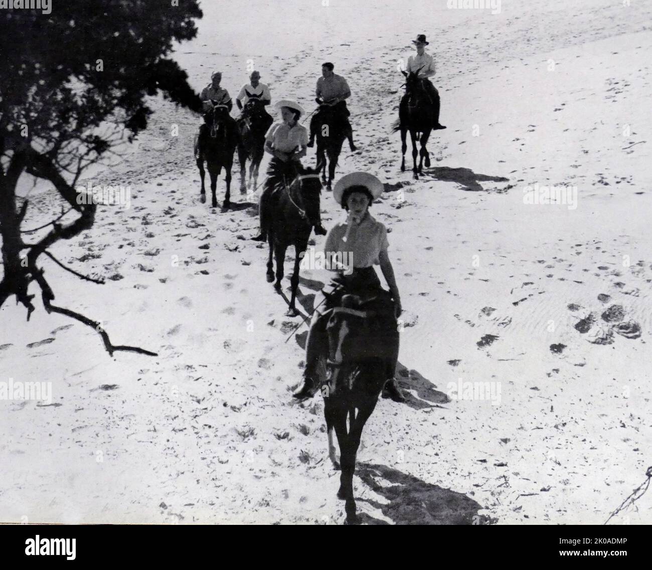 Prinzessin Margaret und Prinzessin Elizabeth auf dem Pferd zurück auf der königlichen Tour durch Südafrika, 1947 Stockfoto Prinzessin Margaret und Prinzessin Elizabeth auf dem Pferd zurück auf der königlichen Tour durch Südafrika, 1947 Stockfoto