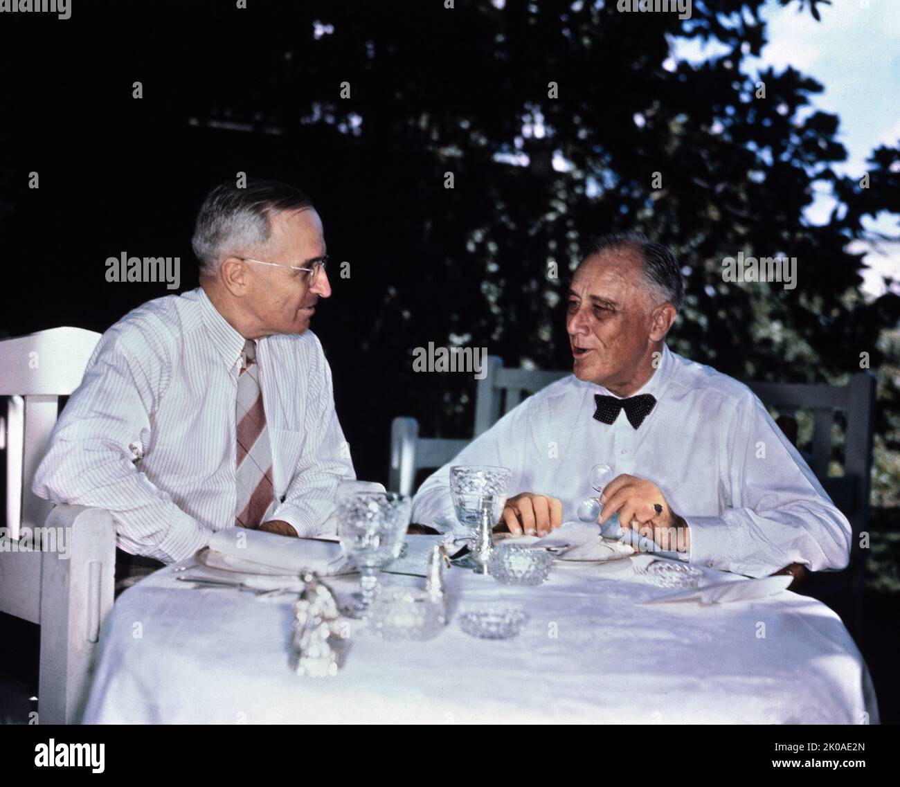 Harry S. Truman (links), Präsident der Vereinigten Staaten, diente von 1945 bis 1953. 1945 als Vizepräsident des amtierenden Präsidenten Franklin D. Roosevelt gesehen Stockfoto