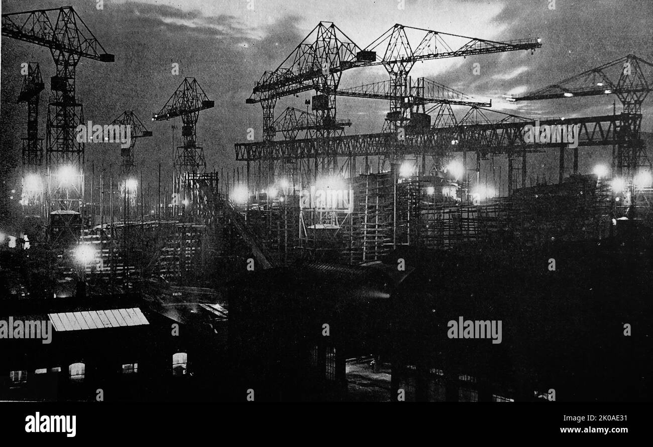 Harland & Wolff Werft in Belfast, Nordirland, 1950. Harland & Wolff ist berühmt dafür, die meisten Ozeandampfer für die White Star Line gebaut zu haben. Zu den bekannten Schiffen von Harland & Wolff gehören das Trio der Olympischen Klasse: RMS Titanic, RMS Olympic und HMHS Britannic, die HMS Belfast der Royal Navy, die Andes der Royal Mail Line, Shaw Savill's Southern Cross, Union-Castle's RMS Pendennis Castle und P&O's Canberra Stockfoto