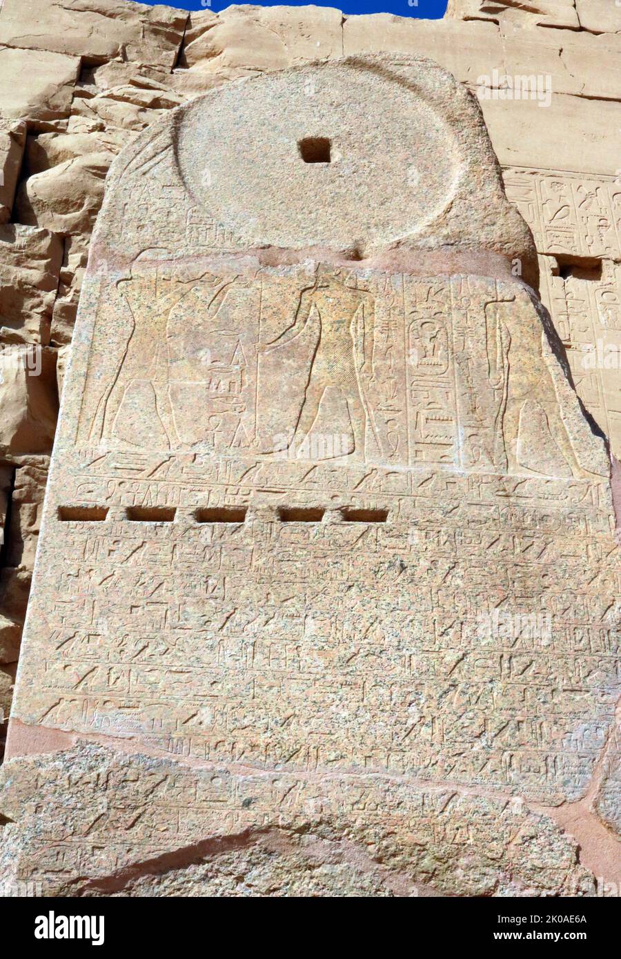 Stele der Regierungszeit von Menmaatre Seti I, beschreibt seine militärischen Siege. 19. Dynastie, Tempel von Karnak, Ägypten, entdeckt im Jahr 2020. SETI war der zweite pharao der 19. Dynastie von Ägypten, während der New Kingdom Periode, regierte C.1294 oder 1290 BC bis 1279 BC. Er war der Sohn von Ramesses I und Sitre und der Vater von Ramesses II Stockfoto