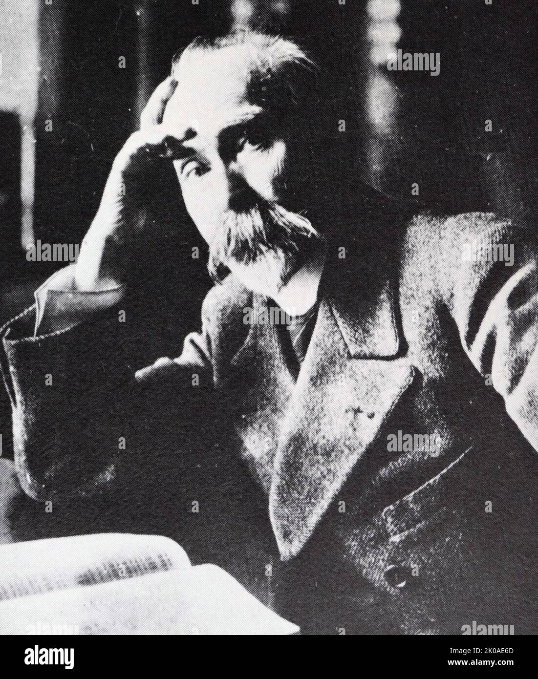 Georgi Walentinowitsch Plechanow (1856. - 30. Mai 1918) Russischer Revolutionär, Philosoph und marxistischer Theoretiker. Er war Gründer der sozialdemokratischen Bewegung in Russland und einer der ersten Russen, die sich als Marxist identifizierte. Angesichts politischer Verfolgung emigrierte Plechanow 1880 in die Schweiz, wo er seine politischen Aktivitäten fortsetzte, um das zaristische Regime in Russland zu stürzen. Plechanow ist bekannt als der "Vater des russischen Marxismus" Stockfoto