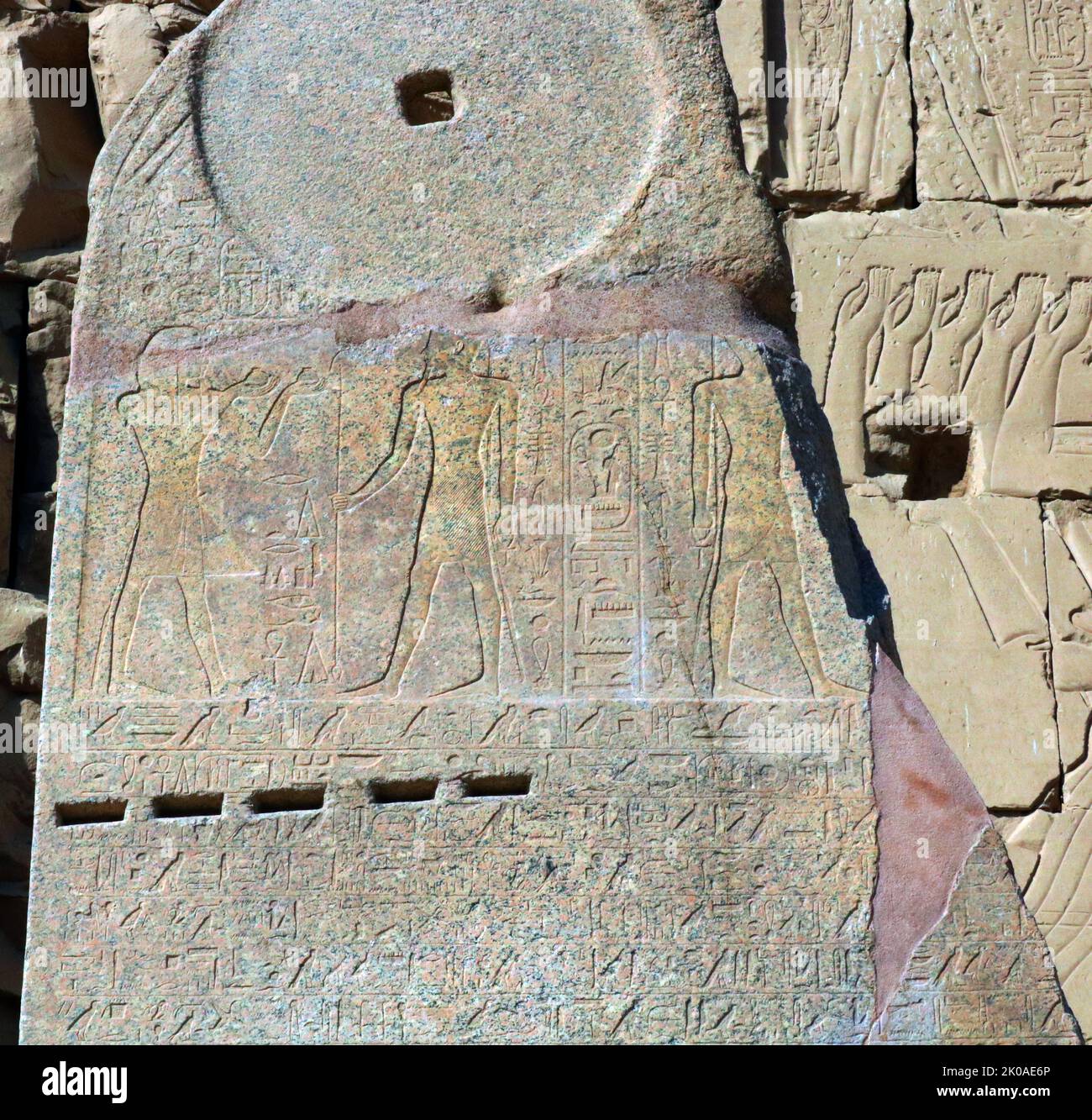 Stele der Regierungszeit von Menmaatre Seti I, beschreibt seine militärischen Siege. 19. Dynastie, Tempel von Karnak, Ägypten, entdeckt im Jahr 2020. SETI war der zweite pharao der 19. Dynastie von Ägypten, während der New Kingdom Periode, regierte C.1294 oder 1290 BC bis 1279 BC. Er war der Sohn von Ramesses I und Sitre und der Vater von Ramesses II Stockfoto