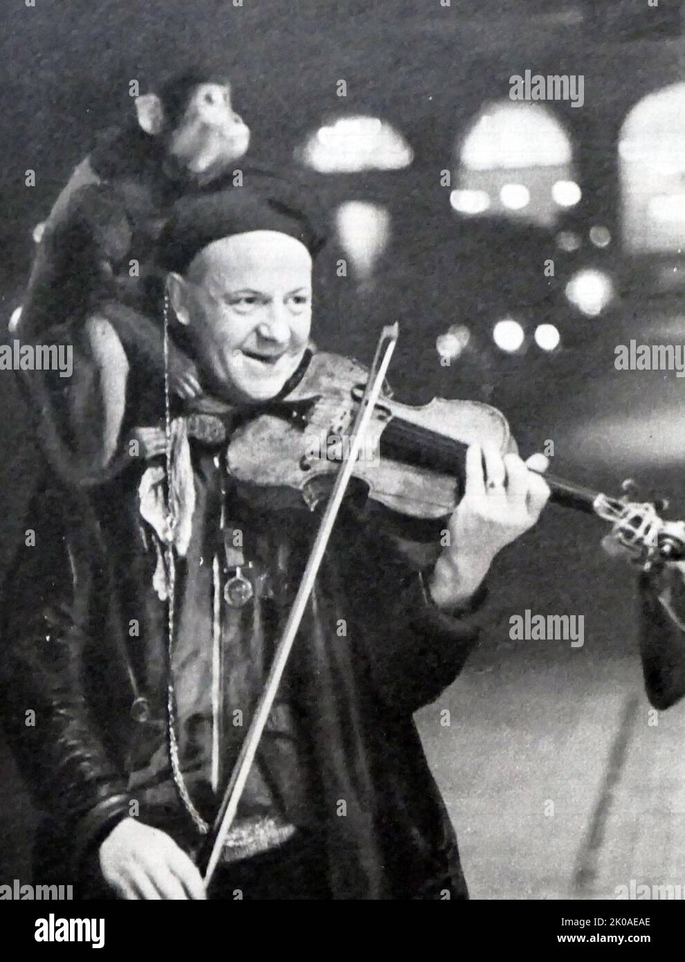 Arbeitsloser Bettler, der während der Großen Depression 1931 auf den Straßen Londons eine Geige spielt Stockfoto