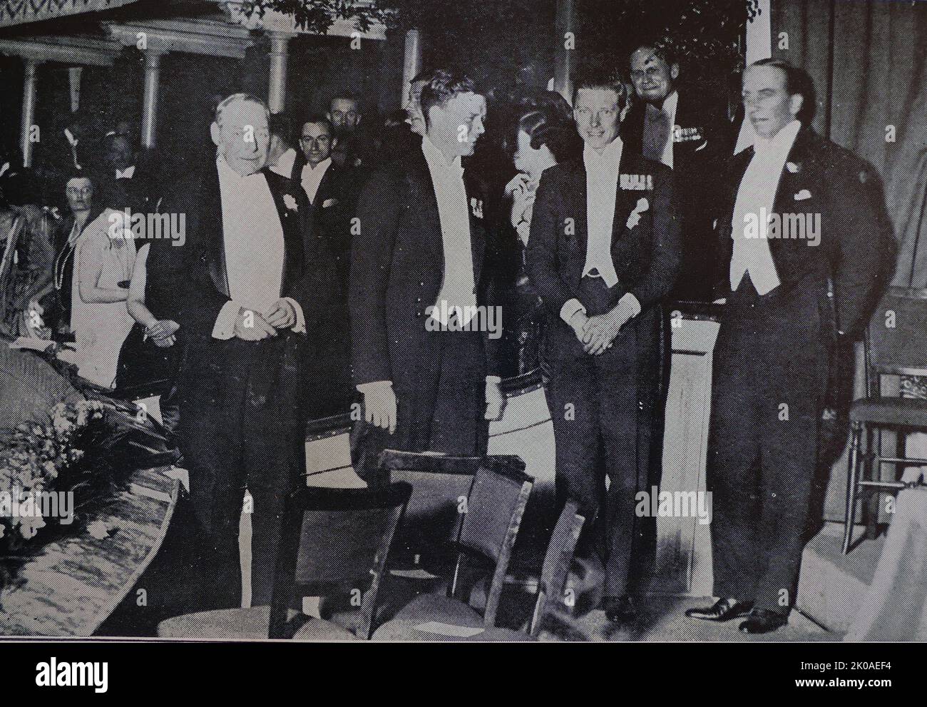 Colonel Lindbergh steht zwischen Edward Prince of Wales und Lord Lonsdale in der königlichen Box beim Derby, 1927 Stockfoto