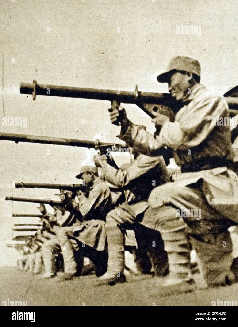 Chinesische kommunistische Truppen üben mit amerikanischen Bazookas, die von den Truppen von Chiang Kai-Shek neu gefangen genommen wurden: Ein Foto, das in der Mandschurei aufgenommen wurde. Chinesischer Bürgerkrieg, 1949 Stockfoto