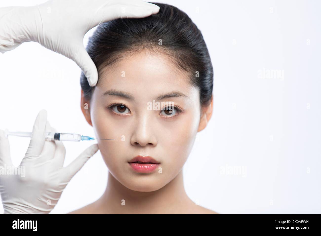 Junge Chinesin, die Botox-Behandlung erhält Stockfoto