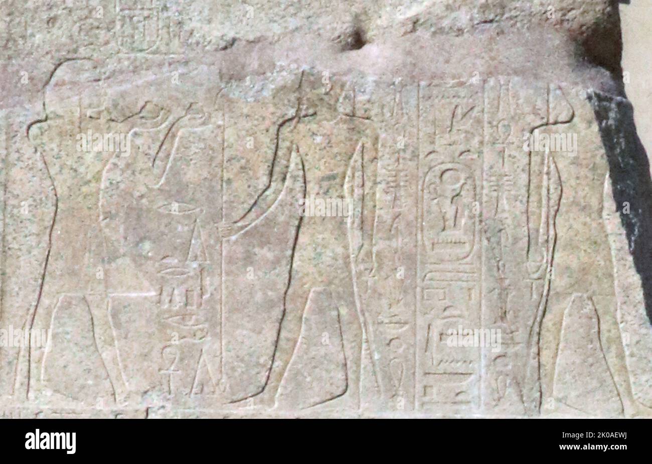 Stele der Regierungszeit von Menmaatre Seti I, beschreibt seine militärischen Siege. 19. Dynastie, Tempel von Karnak, Ägypten, entdeckt im Jahr 2020. SETI war der zweite pharao der neunzehnten Dynastie von Ägypten, während der New Kingdom Periode, regierte C.1294 oder 1290 BC bis 1279 BC. Er war der Sohn von Ramesses I und Sitre und der Vater von Ramesses II Stockfoto