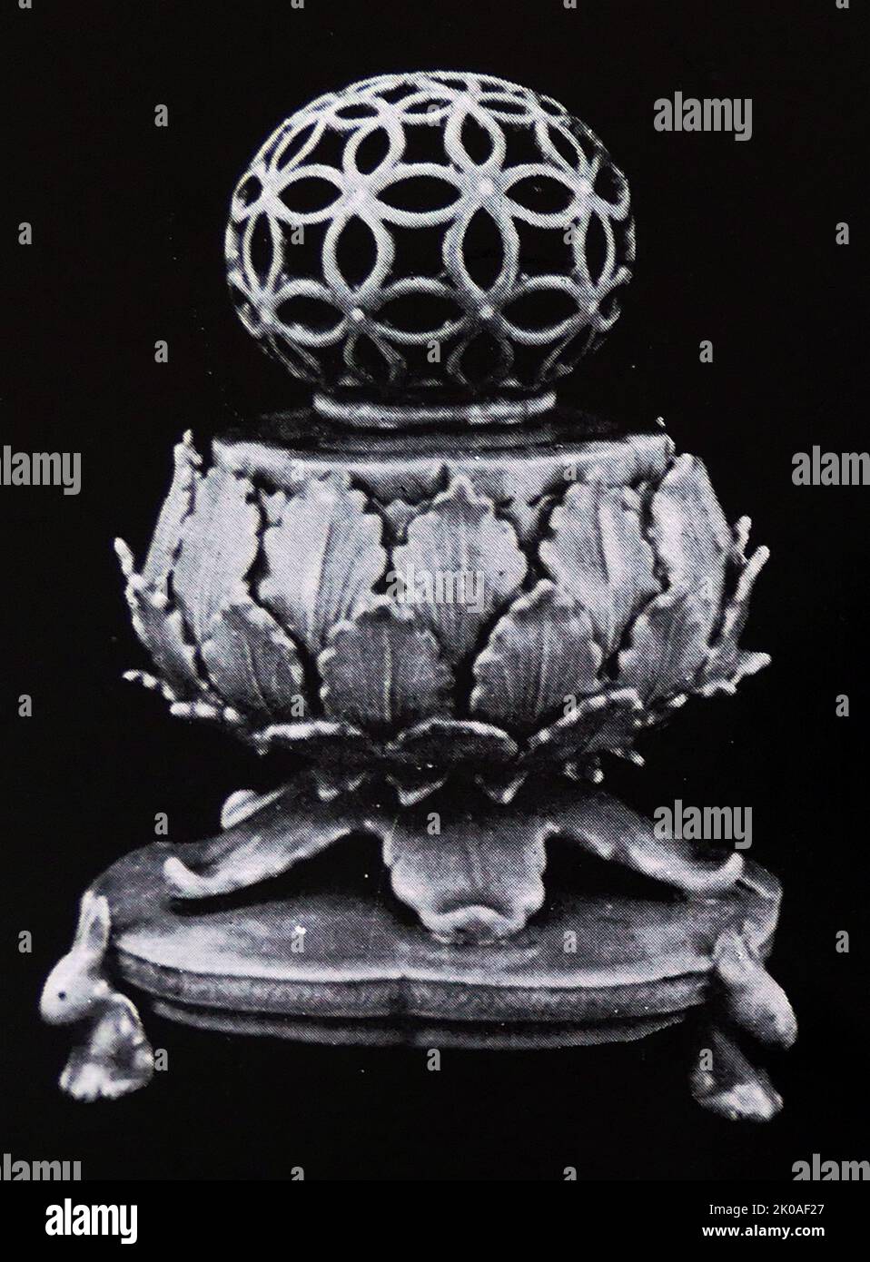 Räucherbrenner mit einem retikulierten Kugeldeckel, Celadon Glaze; retikulierte, modellierte, eingeschnittene und unterglasierte Eisen- und weiße Slip-Dekoration, 12-13. Jahrhundert Stockfoto