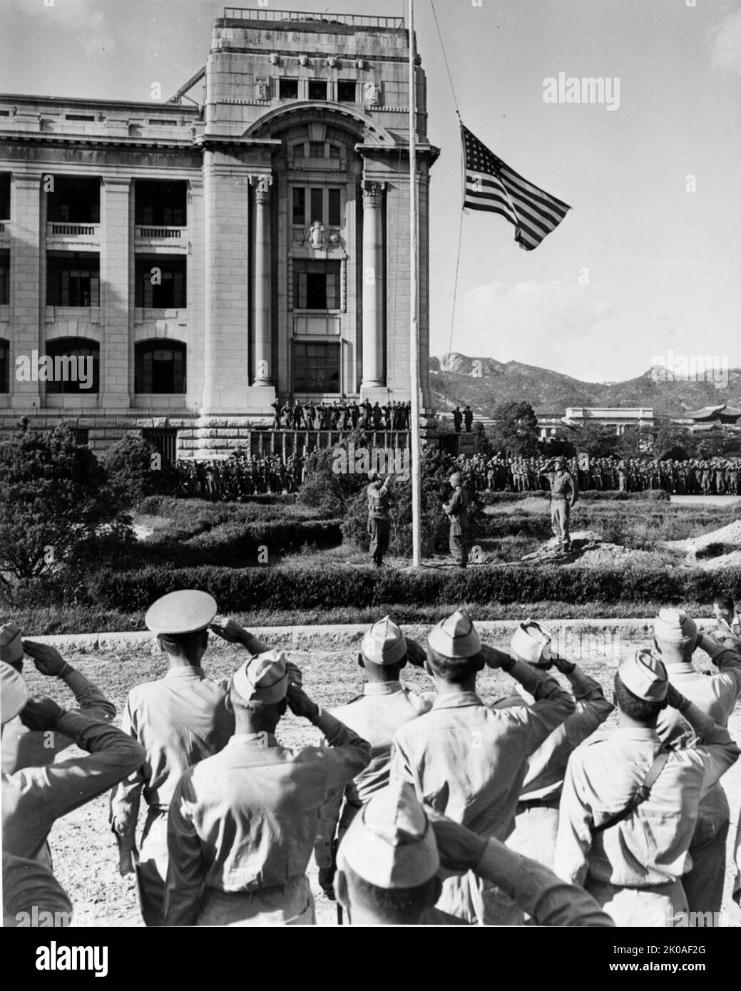 Anhebung der US-Flagge nach der Kapitulation japanischer Streitkräfte in Südkorea, 1945. September während der Kapitulationszeremonien in Seoul, Korea, 9. September 1945. Stockfoto