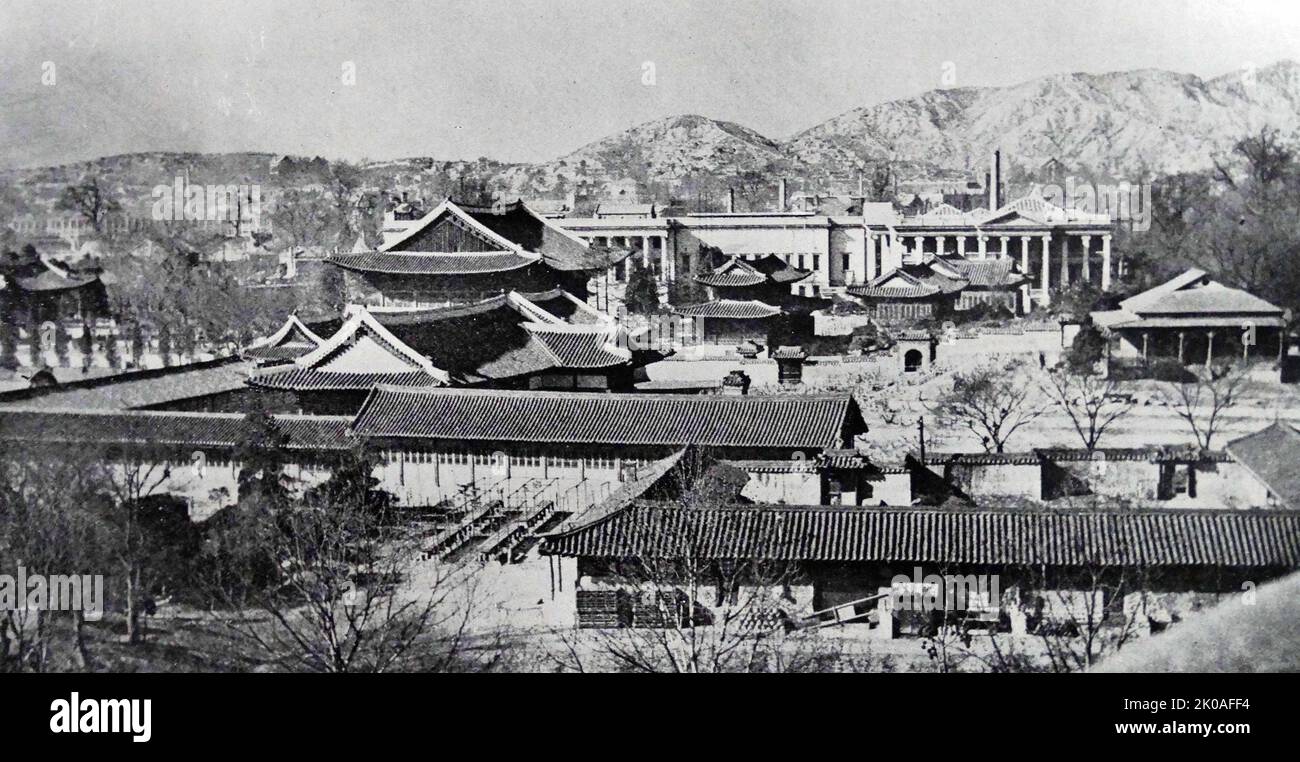 Der Palast umfasst das Museum der Schönen Künste (links kommuniziertes Gebäude hinter einem großen Dach) neben vielen großen und kleinen Gebäuden des Palastes selbst. Erbaut im Jahr 1902, aber vier Jahre später wieder aufgebaut, nachdem es niedergebrannt war. Es war ein ummauertes Gebäude aus Palästen in Seoul, das während der Joseon-Monarchie bis zur Annexion Koreas durch Japan im Jahr 1910 von Mitgliedern der koreanischen Königsfamilie bewohnt wurde. Stockfoto