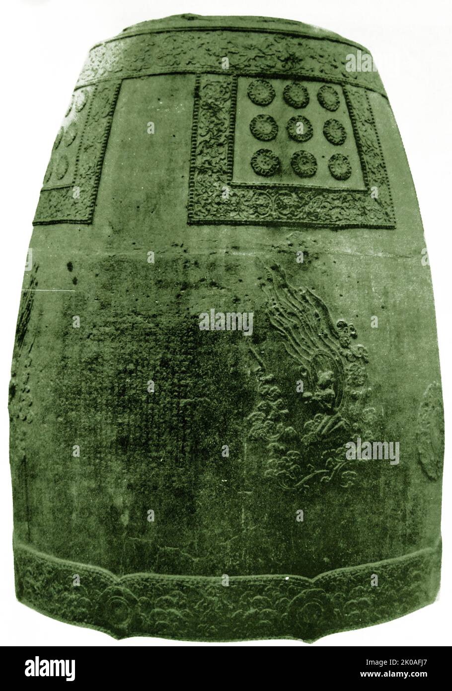 Koreanischer Nationalschatz Nummer 29. Höhe: 3,75m, Gewicht: 18,9 Tonnen. Der Kyeongdeok-König von Silla initiierte 742CE das Projekt, eine Glocke zu machen, um die Taten seines Vaters, König Seongdeok (691-737), zu ehren, aber es war nur sein Enkel Hyegong-König von Silla, der sie 771 n. Chr. fertigstellte. Die Glocke von König Seongdeok ist eine große Bronzeglocke, die größte erhaltene Glocke in Korea. Der vollständige koreanische Name bedeutet „Heilige Glocke von König Seongdeok dem Großen (???????? )' Es war auch bekannt als die Elle Bell, nach einer Legende über seine Guss, und als die Glocke des Bongdeoksa Temple, wo es zum ersten Mal untergebracht wurde. Stockfoto