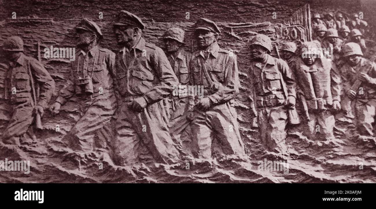 Landeoperation bei Incheon (Schlacht von Incheon), amphibische Invasion des Koreakrieges; führte zu einem entscheidenden Sieg und einer strategischen Wende zugunsten des Kommandos der Vereinten Nationen. Die UN- und ROK-Streitkräfte wurden von General Douglas MacArthur der United States Army kommandiert. Der Schlacht folgte ein rascher Zusammenbruch des KPA; innerhalb eines Monats nach der Incheon-Landung hatten die Amerikaner 135.000 KPA-Soldaten gefangen genommen. Der Park, in dem die Statue stand, hieß „The Park of Liberty“, was den General McArthur zu einem Symbol der Freiheit machte. Diese Statue war die erste Statue eines Ausländers von Th Stockfoto