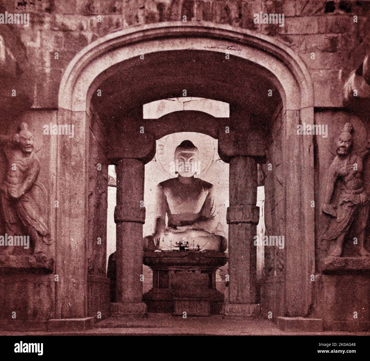 Höhe: 2,73m. Es ist bekannt, eines der größten Meisterwerke der Stein-Buddhas der Welt zu sein. Es ist besonders für seine Eleganz und Loftheit bemerkt. Dies ist das Hauptbild in der Seok-gu-RAM-Grotte (Höhlentempel) in Kyeongju, Südkorea. Die Grotte ist als UNESCO-Welterbe und als koreanischer Nationalschatz mit der Nummer 24 registriert. Die Seokguram-Grotte wurde 751 von König Kyeongdeok von Silla initiiert und 774 von seinem Sohn von König Hyegong von Silla vollendet. Die Grotte wurde gebaut, um den Moment zu veranschaulichen, als Sakyamuni die Erleuchtung erlangte. Skulptur aus der Zeit der Einheitlichkeit Stockfoto