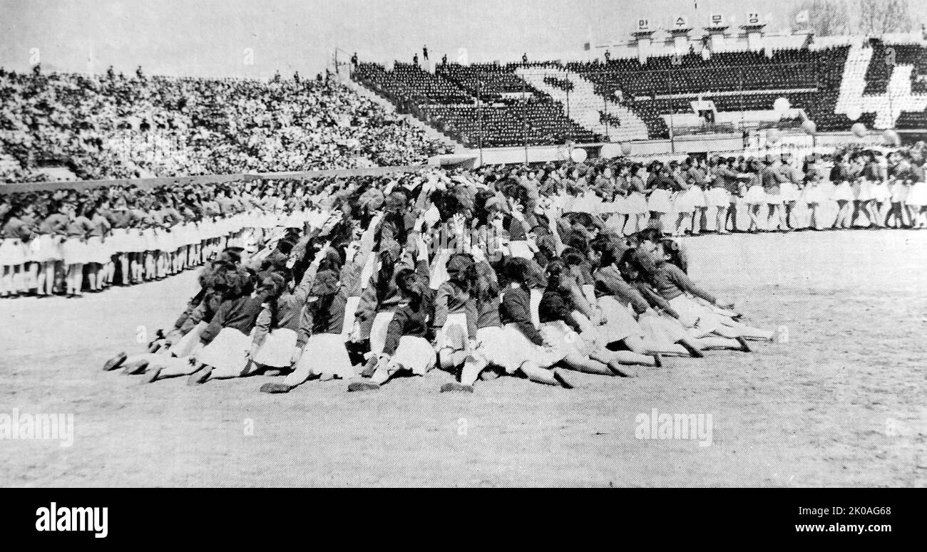 Am Sports Day treten die Schüler jeder Klasse gegeneinander an. Die typischen Spiele sind Tauziehen, Rennen und manchmal Fußball. Der Präsident zu dieser Zeit war Syngman Rhee (1875 - 1965). Er war der Gründungsvater der Republik Korea, der von 1948 bis 1960 als erster Präsident Südkoreas fungierte. Stockfoto