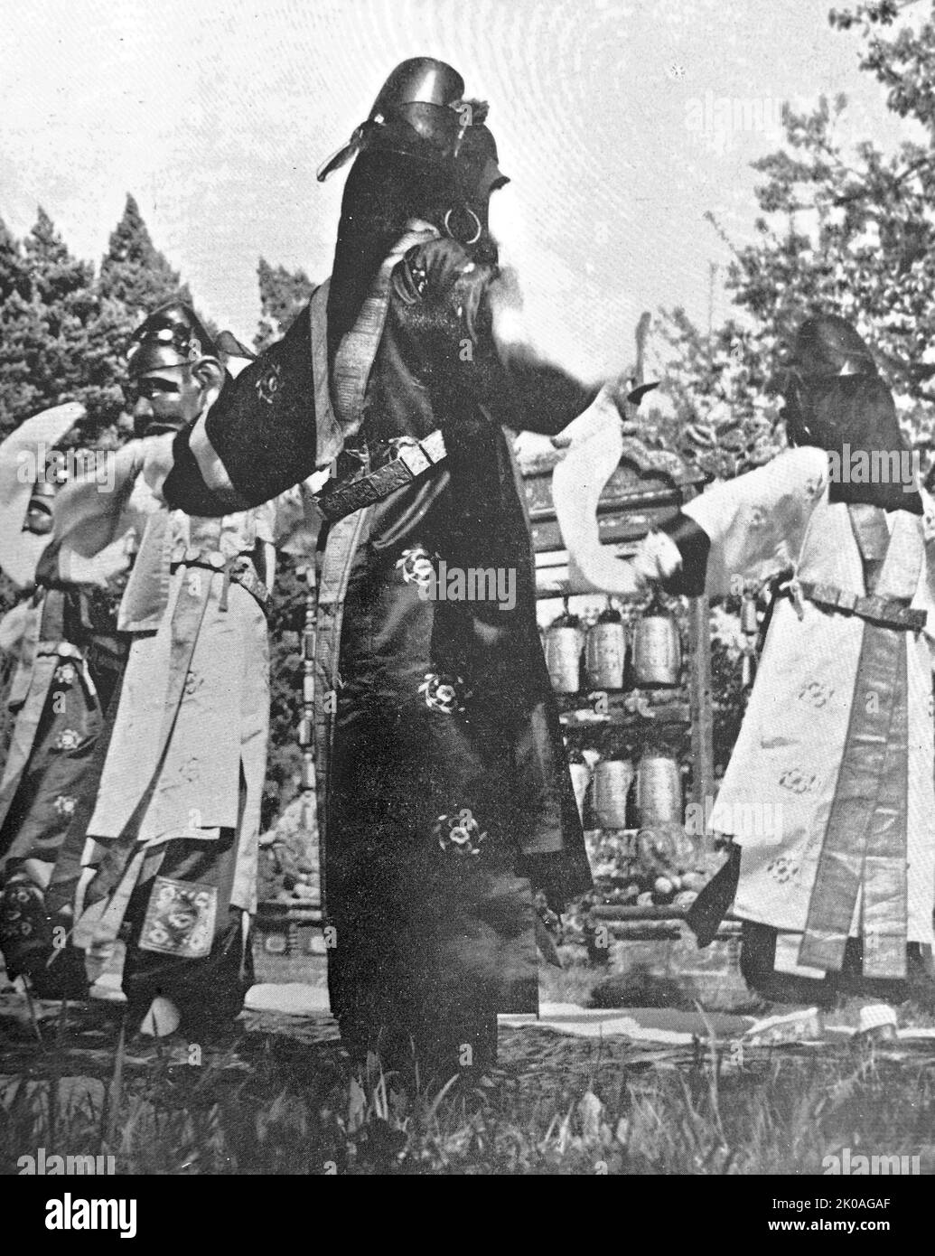 Es wird als etwas anderes wahrgenommen als der japanische No-Dance. Es wird damals weder als ein ausgefeilter Tanz noch als ein spektakuläres Drama gesehen, sondern nur als eine rustikale Unterhaltung voller alter Witze und primitivem Interesse. Stockfoto