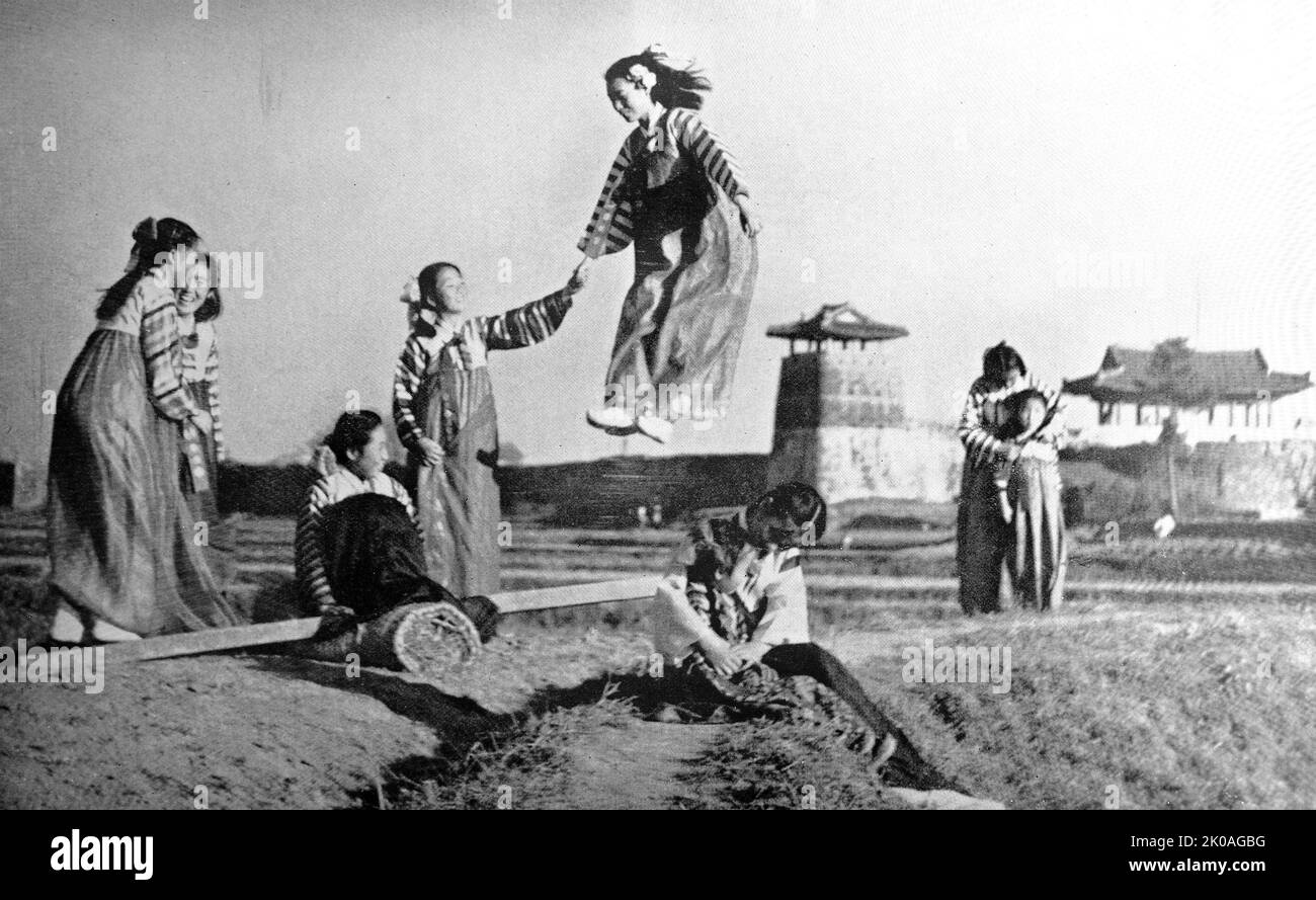 Neol-TTwiggi ist ein traditionelles Outdoor-Spiel koreanischer Frauen und Mädchen, das in der Regel an traditionellen Feiertagen wie koreanischem Neujahr und Chuseok Neol-TTwiggi (ein großes Erntefest Mitte Herbst und ein dreitägiger Urlaub in Südkorea) genossen wird. Es ist ähnlich wie eine Wippe, außer dass die Teilnehmer an jedem Ende der Neol stehen und springen und die gegenüberliegende Person in die Luft treiben. Stockfoto