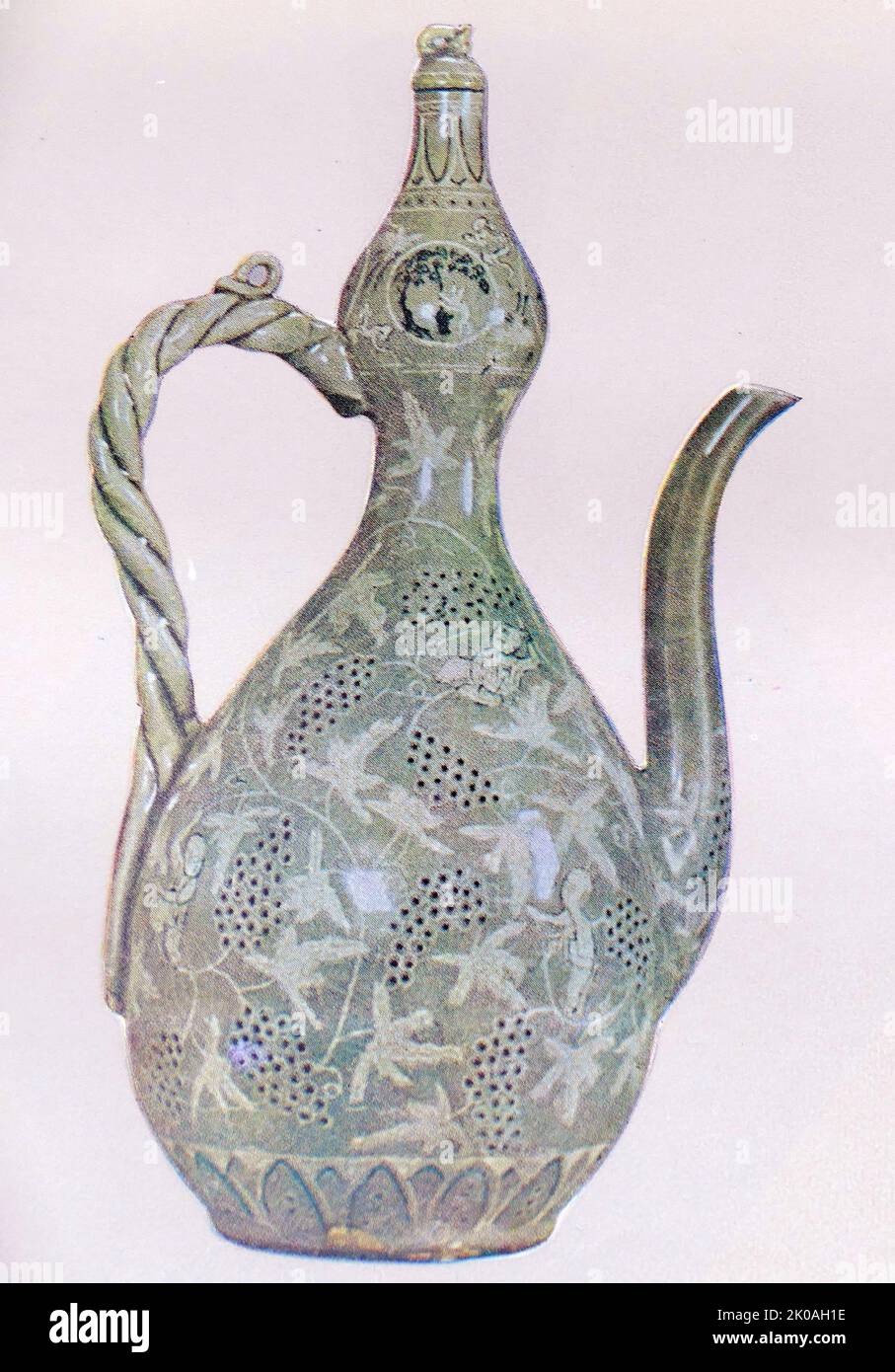 Ein Krug aus dem 13.. Jahrhundert Koryo, Korea. Seladonglasur; kürfförmiger Krug mit eingelegtem Weinstock und Kinderdesign. Aus der Zeit der Koryo (Goreyo) (Goreyo) Dynastie (918 - 1392) Stockfoto