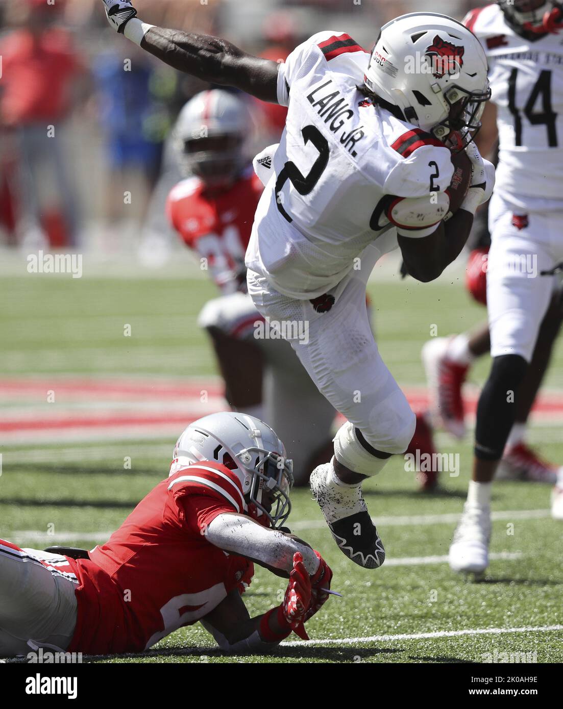 Columbus, Usa. 10. September 2022. Arkansas State Red Wolves Johnnie lang (2) wird am Samstag, den 10. September 2022, in der zweiten Hälfte in Columbus, Ohio, von Ohio State Buckeyes JK Johnson (4) hochgejubelt. Foto von Aaron Josefczyk/UPI Credit: UPI/Alamy Live News Stockfoto