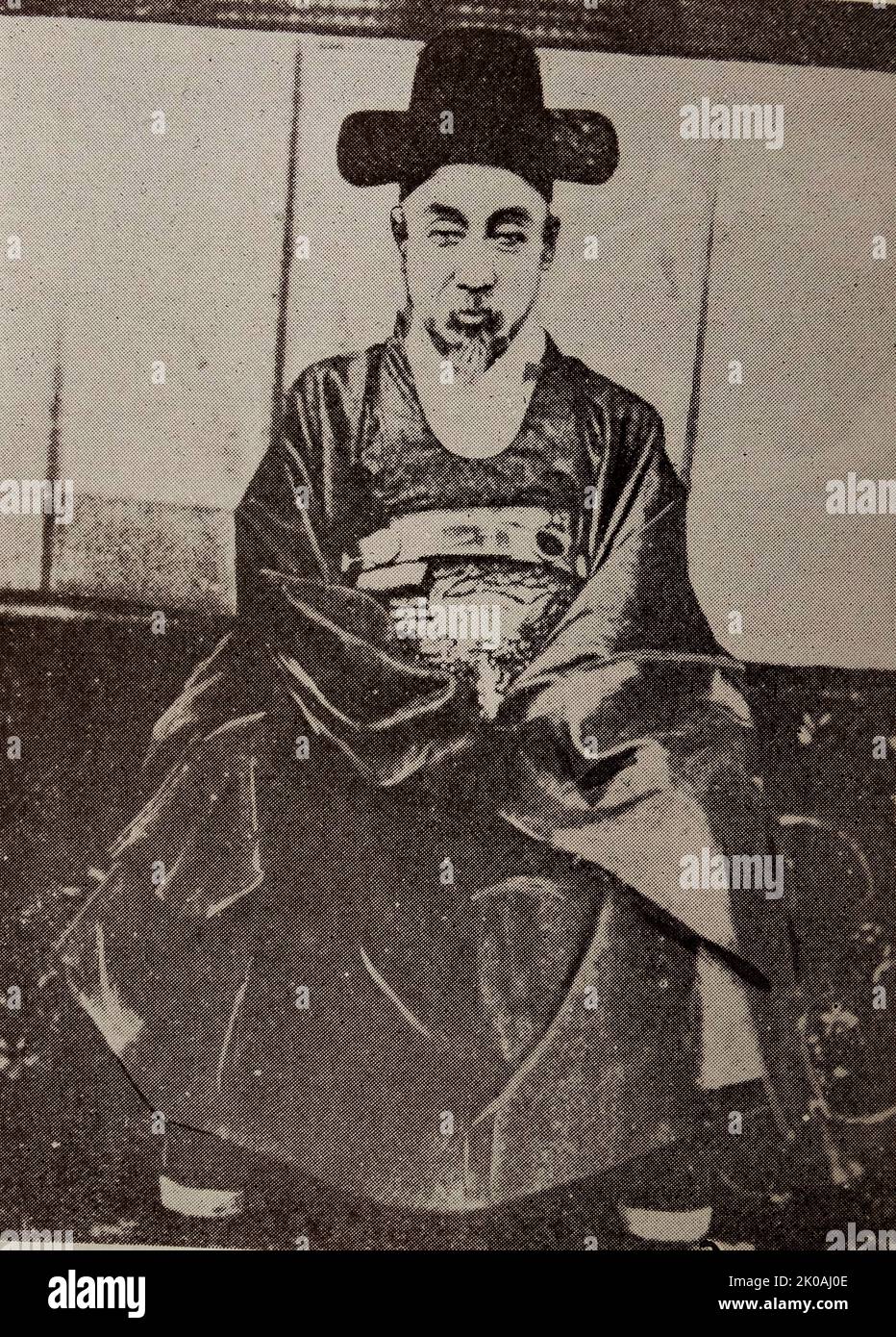 Heungseon Daewongun (?????? , 1820 - 1898; beleuchtet. „Großer innerer Prinz Heungseon“) war der Titel von Yi Ha-eung, dem Regenten von Joseon während der Minderheit von Kaiser Gojong im Jahr 1860s. Bis zu seinem Tod war Yi Ha-Eung eine wichtige politische Figur des verstorbenen Joseon Korea. Er musste die schwierigen Probleme einer neuen welthistorischen Entwicklung und des Wiederaufbaus der verarmten Nation auf einmal lösen. Daewongun bedeutet wörtlich übersetzt "Prinz des großen Hofes", ein Titel, der üblicherweise dem Vater des regierenden Monarchen gewährt wird, als dieser Vater nicht selbst regierte (in der Regel, weil sein Sohn als h adoptiert wurde Stockfoto