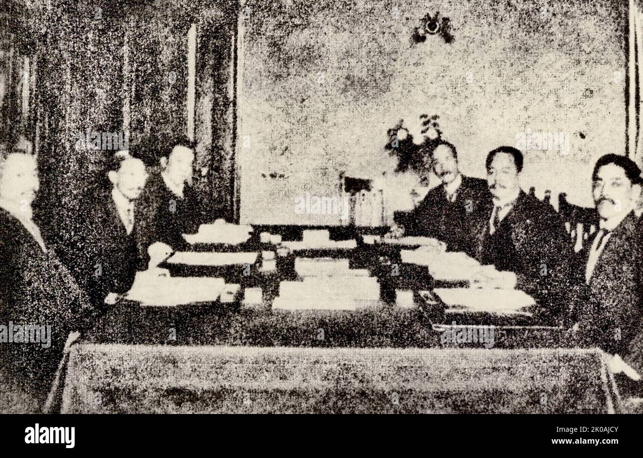 Am 18. Januar 1915 nutzte Japan die Zeit, als die europäischen und amerikanischen Imperialisten im Ersten Weltkrieg keine Zeit hatten, nach Osten zu schauen, und überreichte Yuan Shikais Regierung ein geheimes Dokument, das darauf abzielte, China zu zerstören - den "Japan-China-Vertrag". Der vollständige Text besteht aus einundzwanzig Forderungen, daher wird dieser Vertrag normalerweise als „einundzwanzig“ bezeichnet. Abgebildet ist die Szene, in der der Vertrag unterzeichnet wird. Stockfoto
