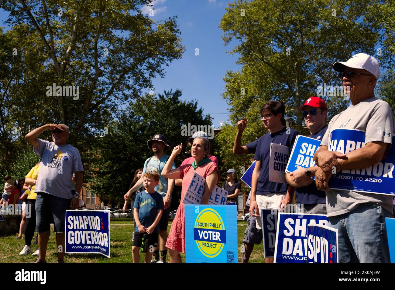 Philadelphia, Usa. 10. September 2022. Der demokratische Kandidat für den Gouverneur von Pennsylvania, Generalanwalt Josh Shapiro, nimmt am 10. September 2022 an einer Kundgebung mit der PA-Rep. Liz Fiedler und dem PA-Senator Nikil Saval in South Philadelphia, Philadelphia, PA, USA Teil. Kredit: OOgImages/Alamy Live Nachrichten Stockfoto