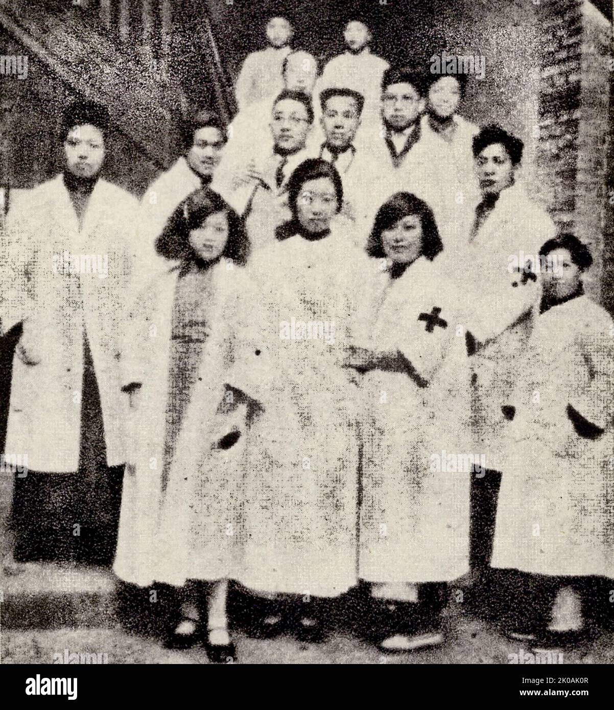 Studenten von medizinischen Schulen in Shanghai nehmen an medizinischen Arbeiten im Krankenhaus für verwundete Soldaten Teil. Dies geschah während der japanischen Invasion in China. Stockfoto