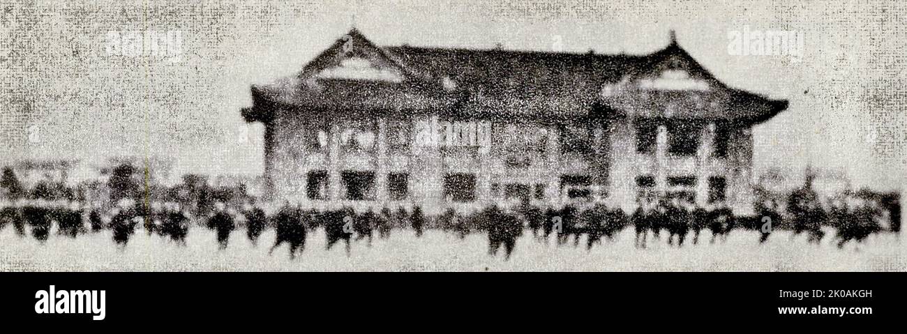 Im März umzingelten reaktionäre Militärpolizisten Studenten der Fudan-Universität und verhafteten Studenten, die die anti-japanische Invasion sind. Stockfoto