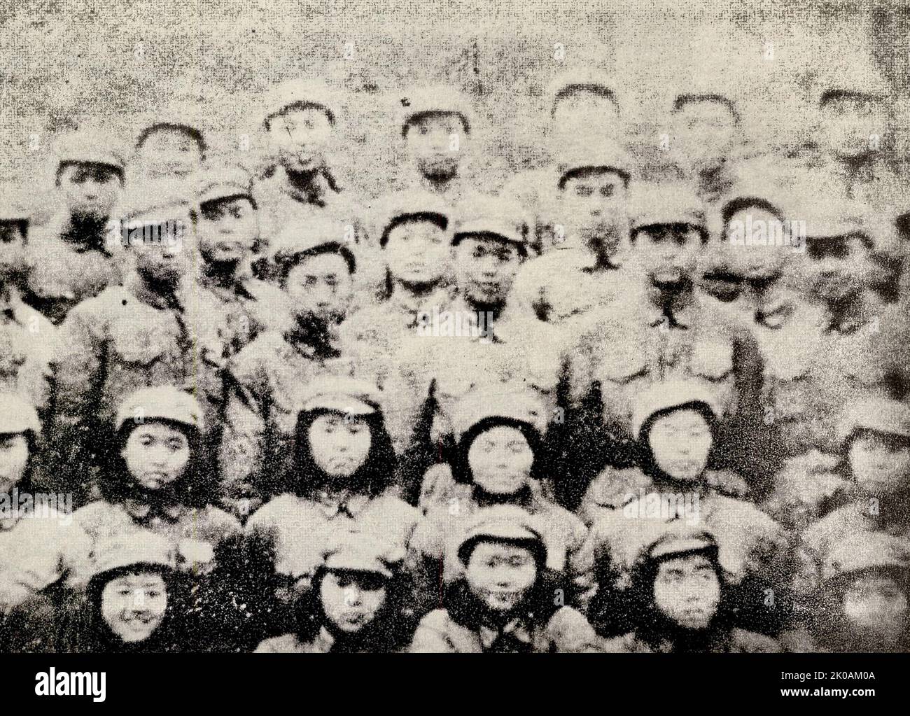 Schüler der East China Model Middle School, die in Militärkleidung an der South Service Group teilnahmen. Die South Service Group wurde von der Kommunistischen Partei Chinas nach Fujian entsandt, um an der Befreiungsübernahme während des chinesischen Bürgerkrieges teilzunehmen. Stockfoto