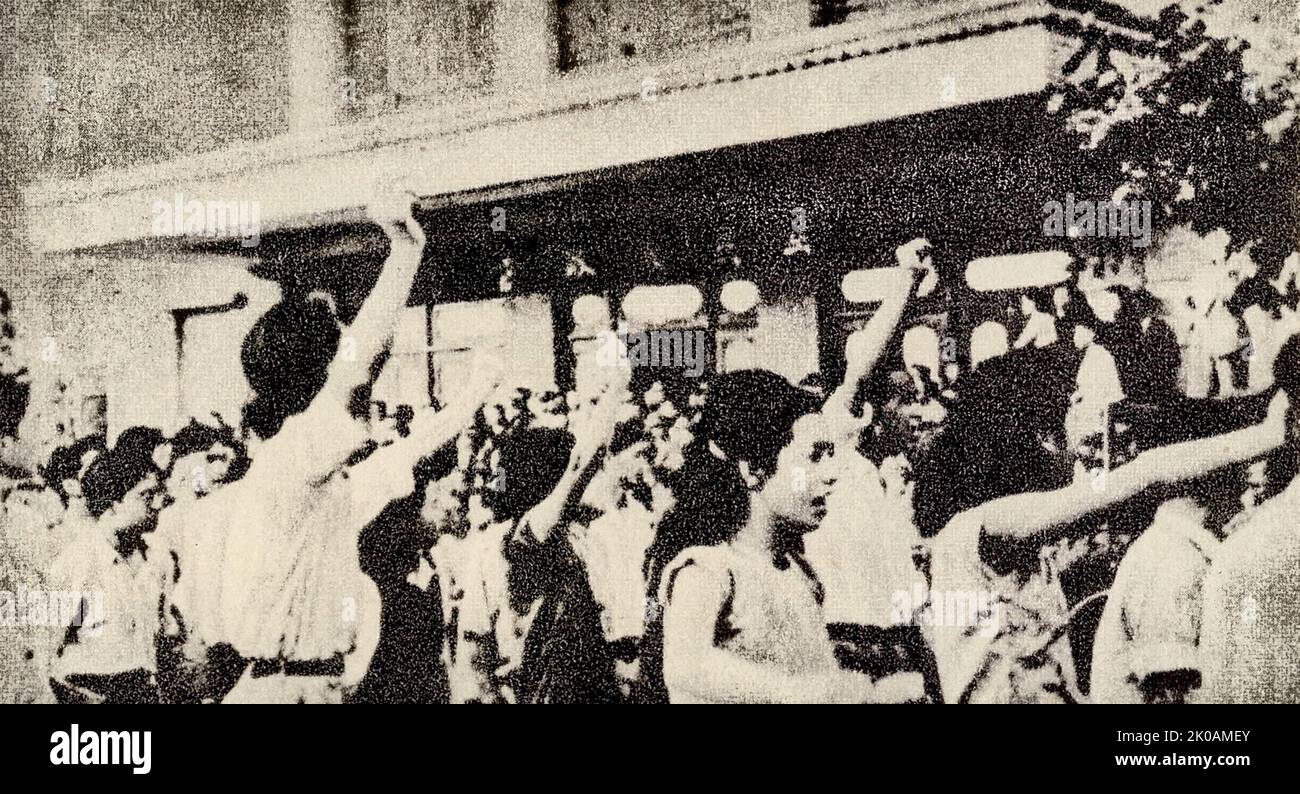 Kuomintang zog die Militärpolizei zurück, die die Demonstranten aus Angst blockierte. Die Demonstranten gingen dann wütend vor den „Nationalen Senat“ von Kuomintang. Stockfoto