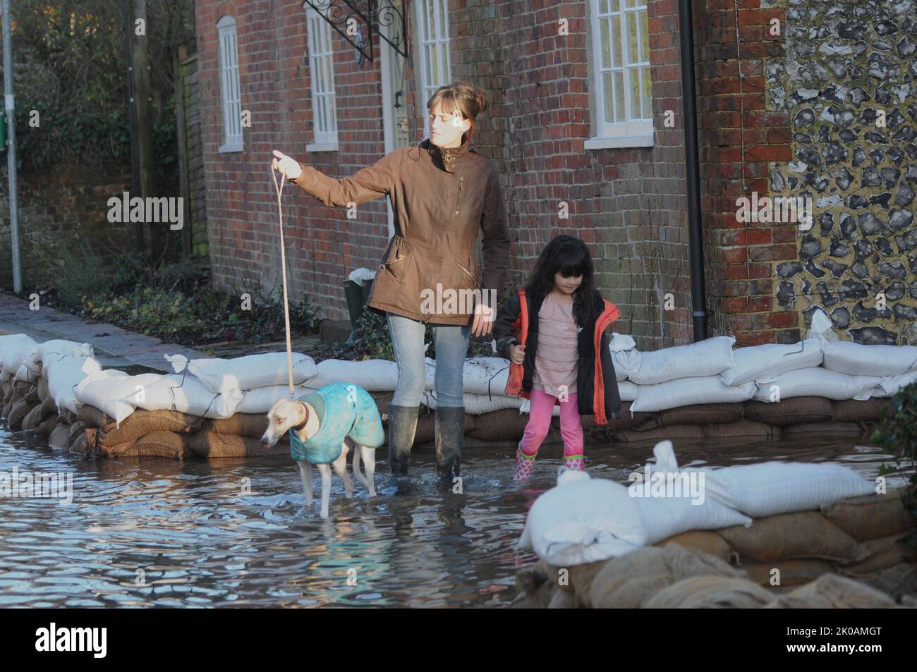WIR WATEN DURCH DAS DORF HAMBLEDON IN HAMPSHIRE, DAS FAST ZWEI WOCHEN