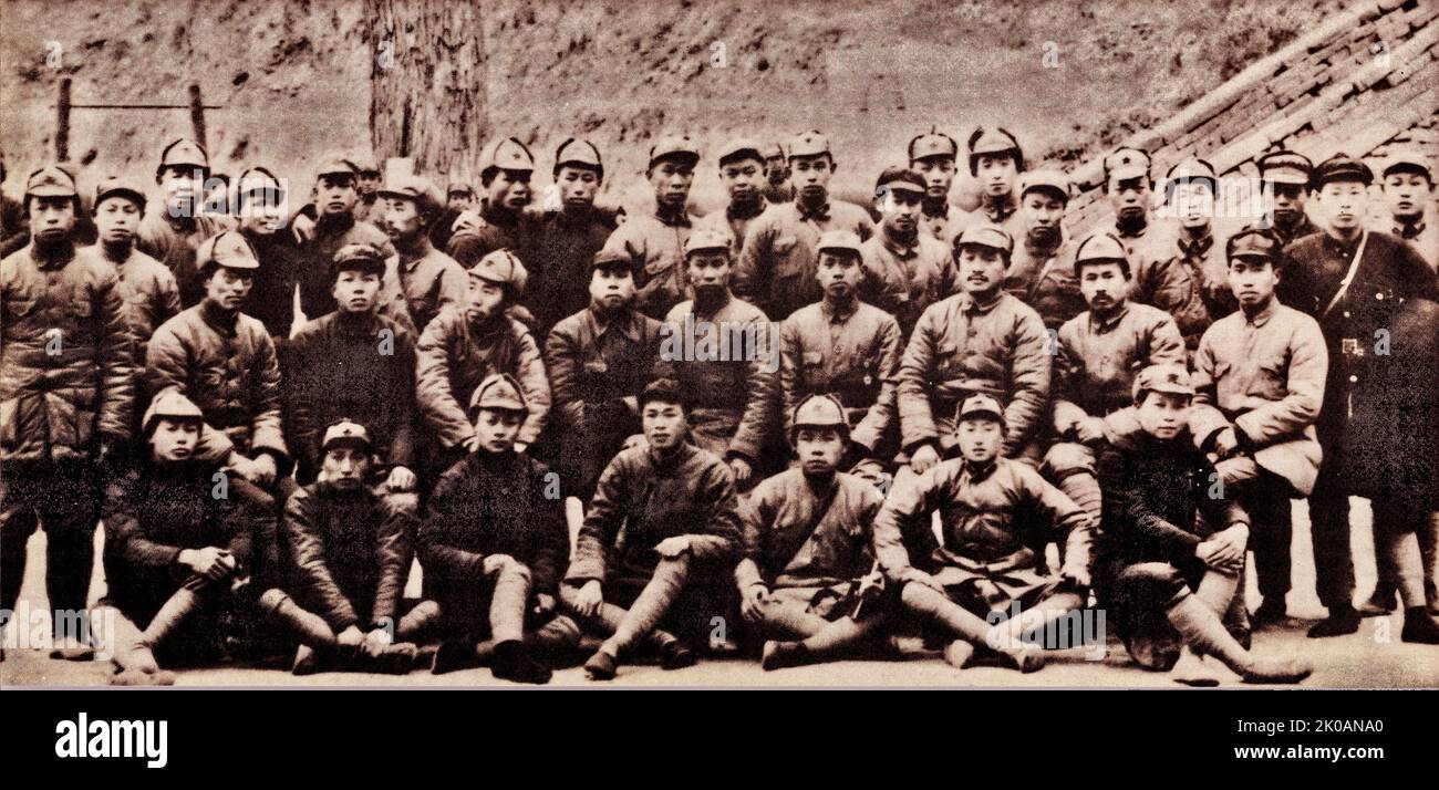 Gruppenfoto von einigen Kameraden der zweiten Armee der Roten Front, nachdem sie am langen Marsch in Nord-Shaanxi angekommen sind. Der zweite von rechts in der zweiten Reihe ist Ren Bishi, und der dritte von rechts ist He Long. Stockfoto
