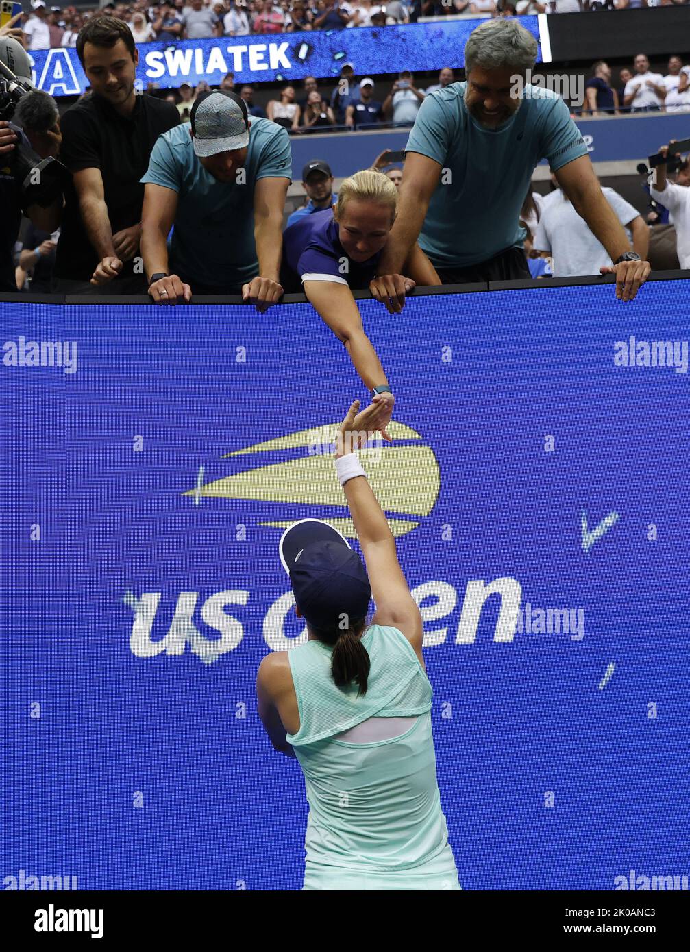 Flushing Meadow, Usa. 10. September 2022. IGA Swiatek aus Polen wird von ihren Trainern gratuliert, nachdem sie am Samstag, den 10. September 2022, im Arthur Ashe Stadium im USTA Billy Jean King National Tennis Center in New York City die Tunesierin Jabeur bei den Frauen-Finals der US Open Tennis Championships 2022 besiegt hatte. Foto von John Angelillo/UPI. Kredit: UPI/Alamy Live Nachrichten Stockfoto