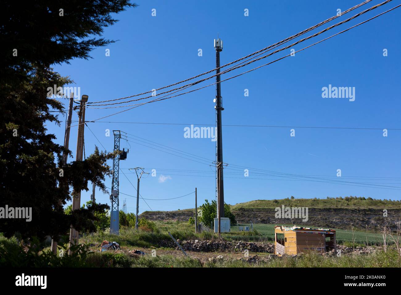 Ländliche Strom- und Kommunikationsverbindungen in ländlichen Gebieten Stockfoto