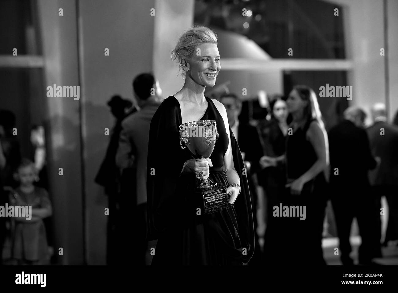 Venedig, Italien. 10. September 2022. VENEDIG, ITALIEN - 10. SEPTEMBER: Cate Blanchett posiert mit der Coppa Volpi als Beste Schauspielerin für „Tar“ während der Fotoschau der Preisträger beim Internationalen Filmfestival Venedig 79. am 10. September 2022 in Venedig, Italien. Kredit: dpa/Alamy Live Nachrichten Stockfoto