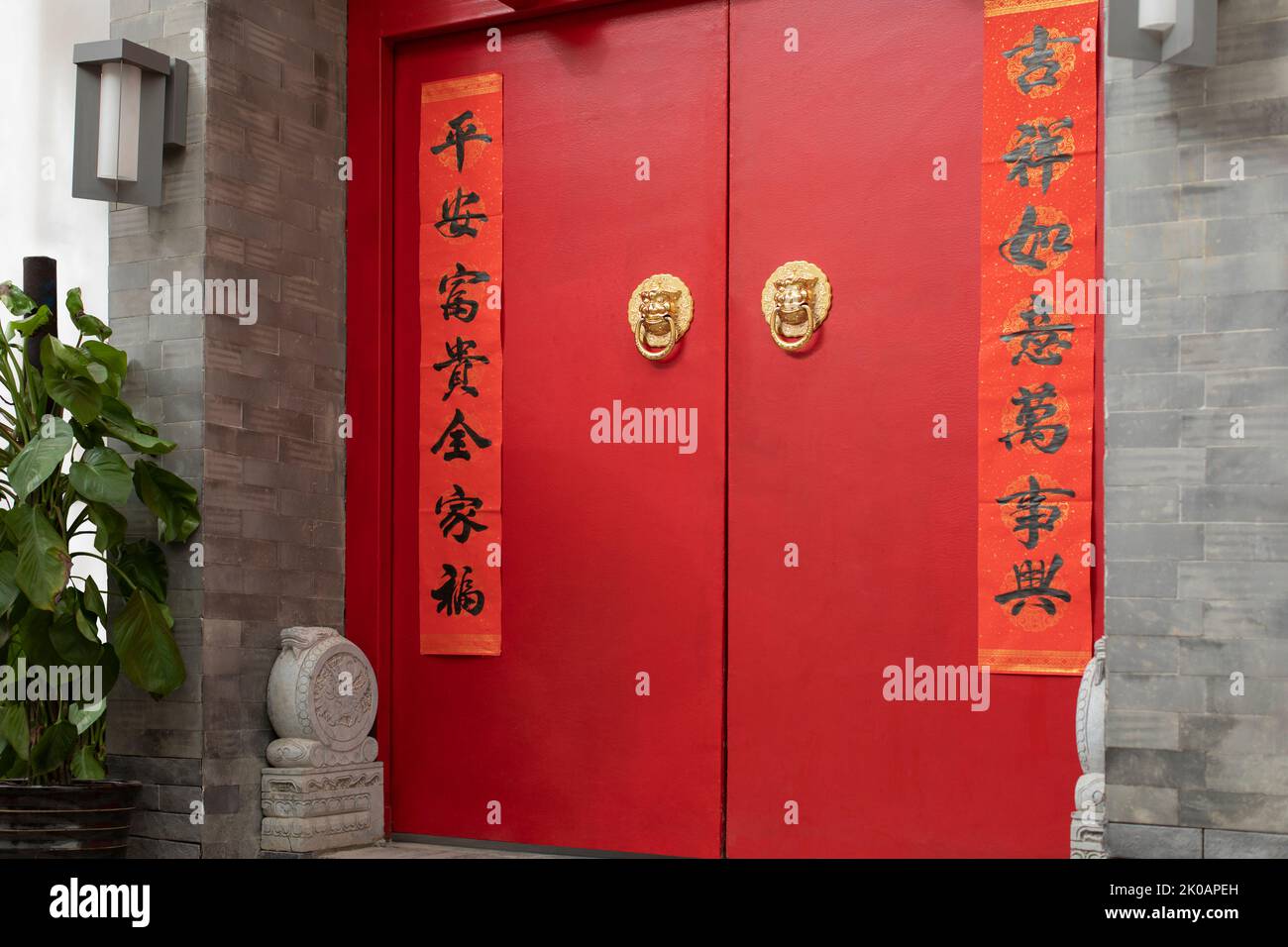 Chinesische Couplets und alte Holztür Stockfoto