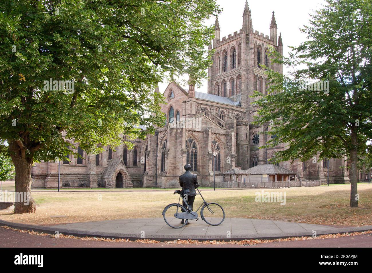 Hereford Kathedrale & Statue von Edward Elgar mit seinem Fahrrad, St. Mary the Virgin & St. Ethelbert the King, Herefordshire, England Stockfoto