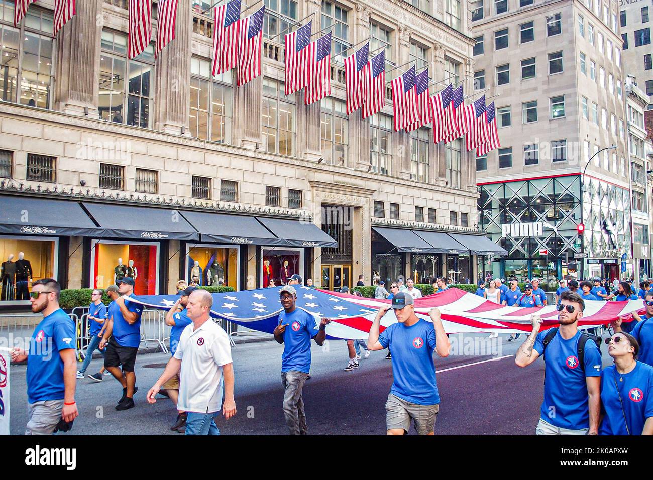 New York, New York, USA. 10. September 2022. New York City kam zusammen, um nach zwei Jahren aus dem Leben erneut zu feiern, nachdem COVID die NYC Labor Day Parade 2022 gefeiert hatte. Geprägt als „Arbeiter führt Arbeiter auf“. Zusammen mit den Arbeitern und verschiedenen Gewerkschaften von New York City und den umliegenden Bezirken marschierten die Gouverneurin von New York, KATHY HOCHUL, der Bürgermeister ERIC ADAMS und Senator CHUCK SCHUMER die 5. Avenue entlang, um ihre Unterstützung zu zeigen. Auch andere prominente Persönlichkeiten aus New York zeigten ihre Unterstützung, wie der Kardinalerzbischof TIMOTHY DOLAN. (Bild: © Bianca Otero/ZUMA Press Wire) Bild: ZUMA Press, Inc./Alamy Live News Stockfoto