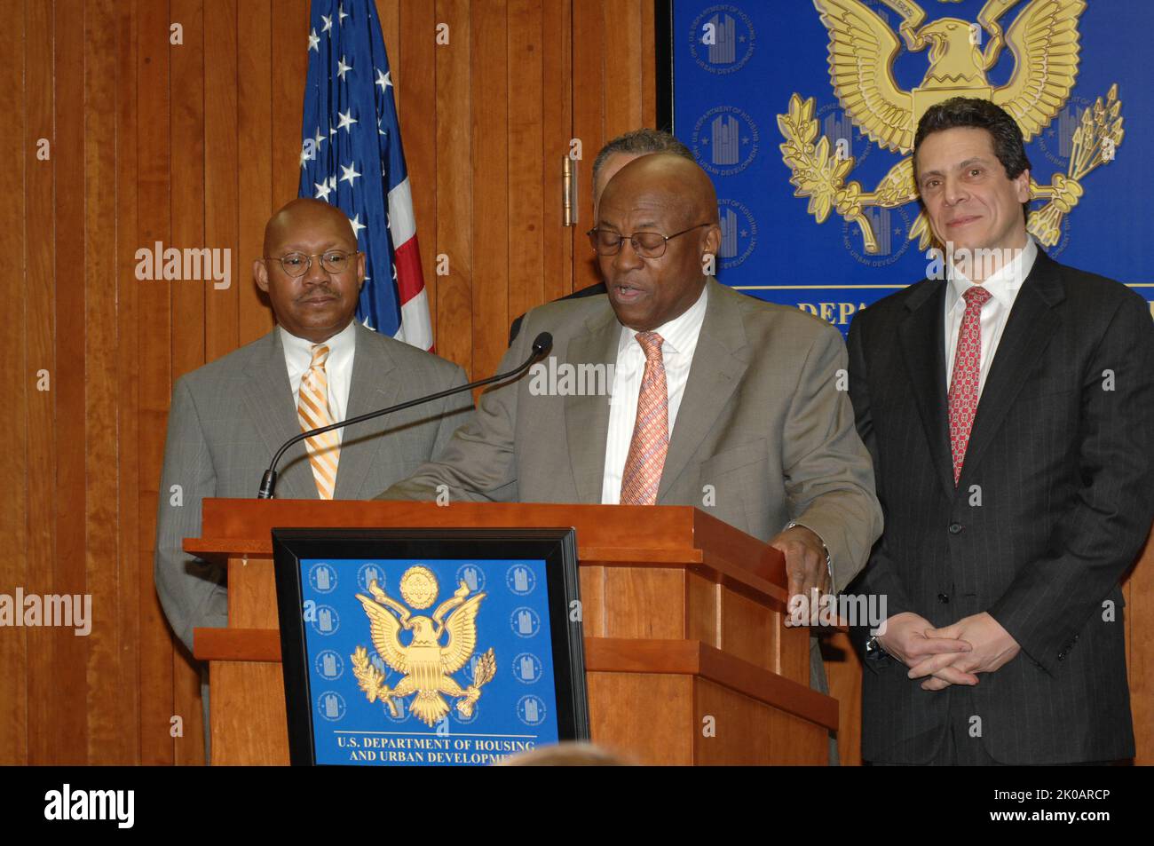 Sekretär Alphonso Jackson Pressekonferenz - Pressekonferenz, im HUD-Hauptquartier, über die Ablehnung von Clipper Equity durch den Sekretär, L.P.'s Bitte, die Starrett City Wohnsiedlung in Brooklyn, New York, zu kaufen, weil es an ausreichenden Informationen mangelt, die das Engagement des Unternehmens für bezahlbaren Wohnraum belegen. Zu der Ankündigung kamen der New Yorker Generalanwalt und der ehemalige HUD-Sekretär Andrew Cuomo, der New Yorker Senator Charles Schumer und der New Yorker Kongressabgeordnete Edolphus Towns. Sekretär Alphonso Jackson Pressekonferenz Thema, Pressekonferenz, bei H Stockfoto