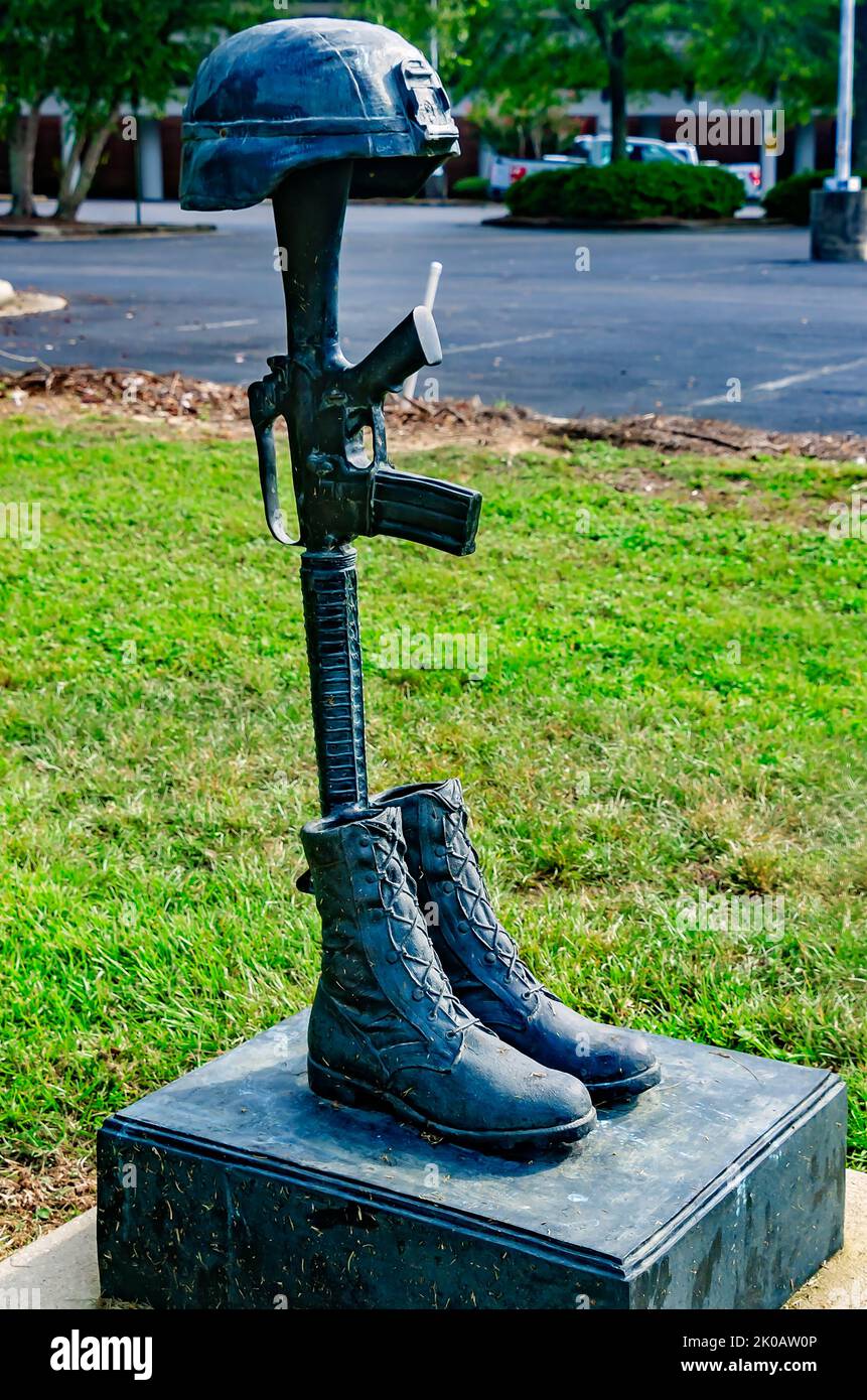 Das Battlefield Cross, auch bekannt als Gefallener Soldat Battle Cross, wird am Patriots Point Memorial, 8. September 2022, in Daphne, Alabama, ausgestellt. Stockfoto