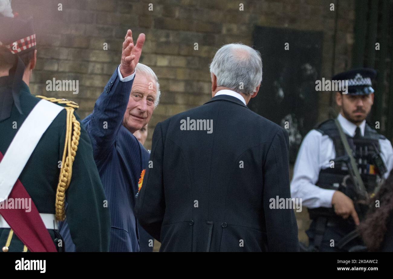 London, Westminster, Großbritannien. 10. September 2022. Nach dem Tod Ihrer Majestät Königin Elizabeth II. Am 8.. September versammeln sich Tausende im Buckingham Palast, um ihre Zuneigung zur verstorbenen Königin und ihre Unterstützung für ihren Erben König Charles III. Zu zeigen Camilla Queen Gemahlin schloss sich ihrem Mann, dem König, an, diejenigen zu treffen, die sich versammelten. Kredit: Newspics UK London/Alamy Live Nachrichten Stockfoto