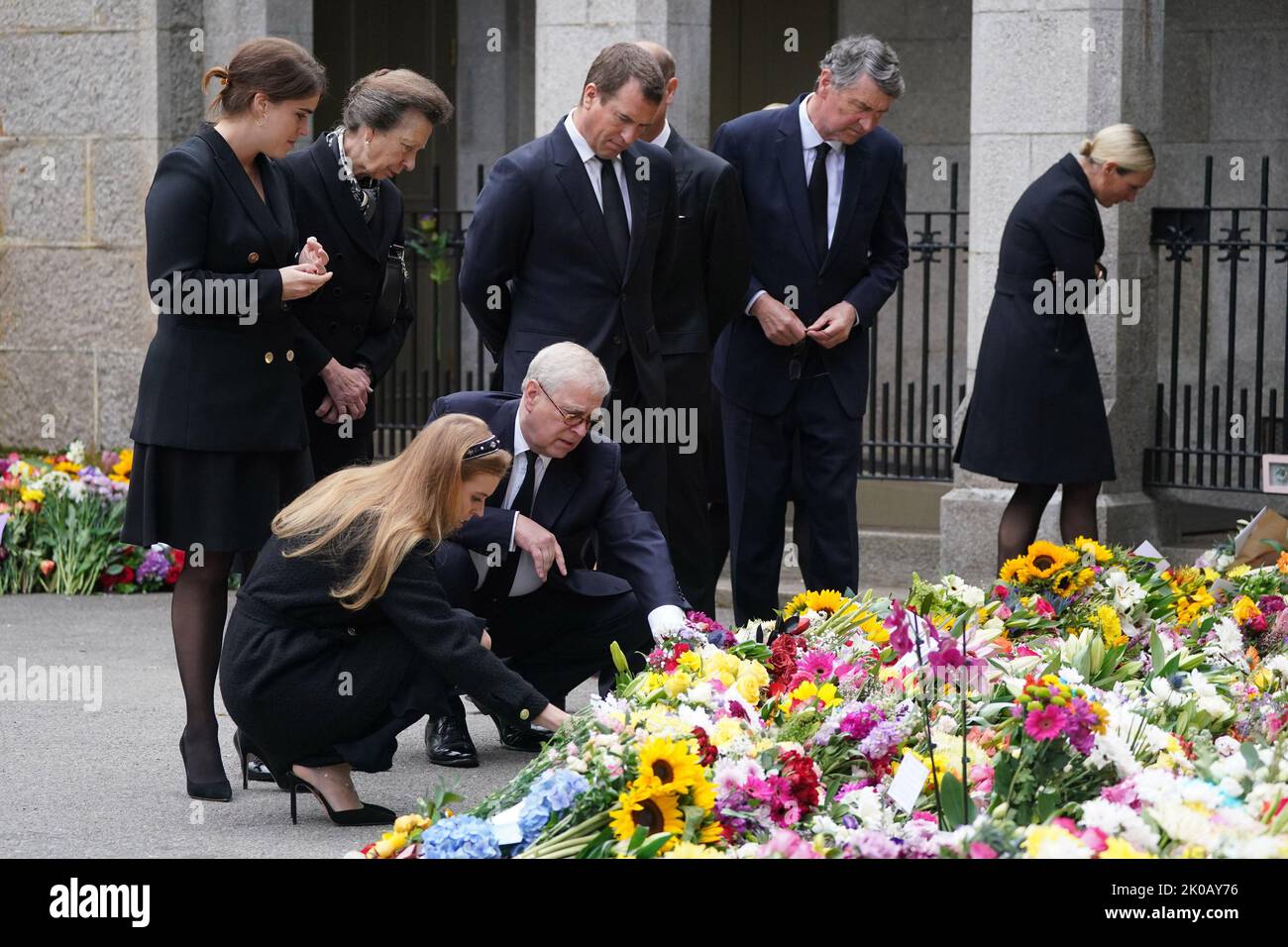 London, Großbritannien. 11. September 2022. Von links: Die britische Prinzessin Eugenie von York, Prinzessin Anne, Prinzessin Beatrice von York, Prinz Andrew, Herzog von York, Peter Phillips, Prinz Edward, Earl of Wessex (Obscured), Vizeadmiral Timothy Laurence und Zara Phillips schauen sich Tribute und Blumen an, die am Samstag, dem 10. September 2022, vor Balmoral Castle in Ballater zurückgelassen wurden. Foto der königlichen Familie/UPI Kredit: UPI/Alamy Live News Stockfoto
