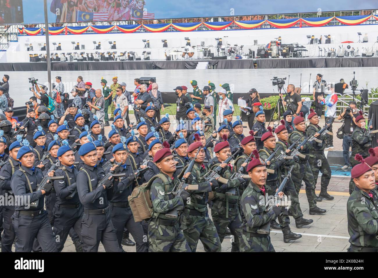 Truppe vom Special Operation Command in kastanienbrauner Beret und Marine Assault Team in blauer Beret der malaysischen Polizei während des 65. Malaysia National Day. Stockfoto