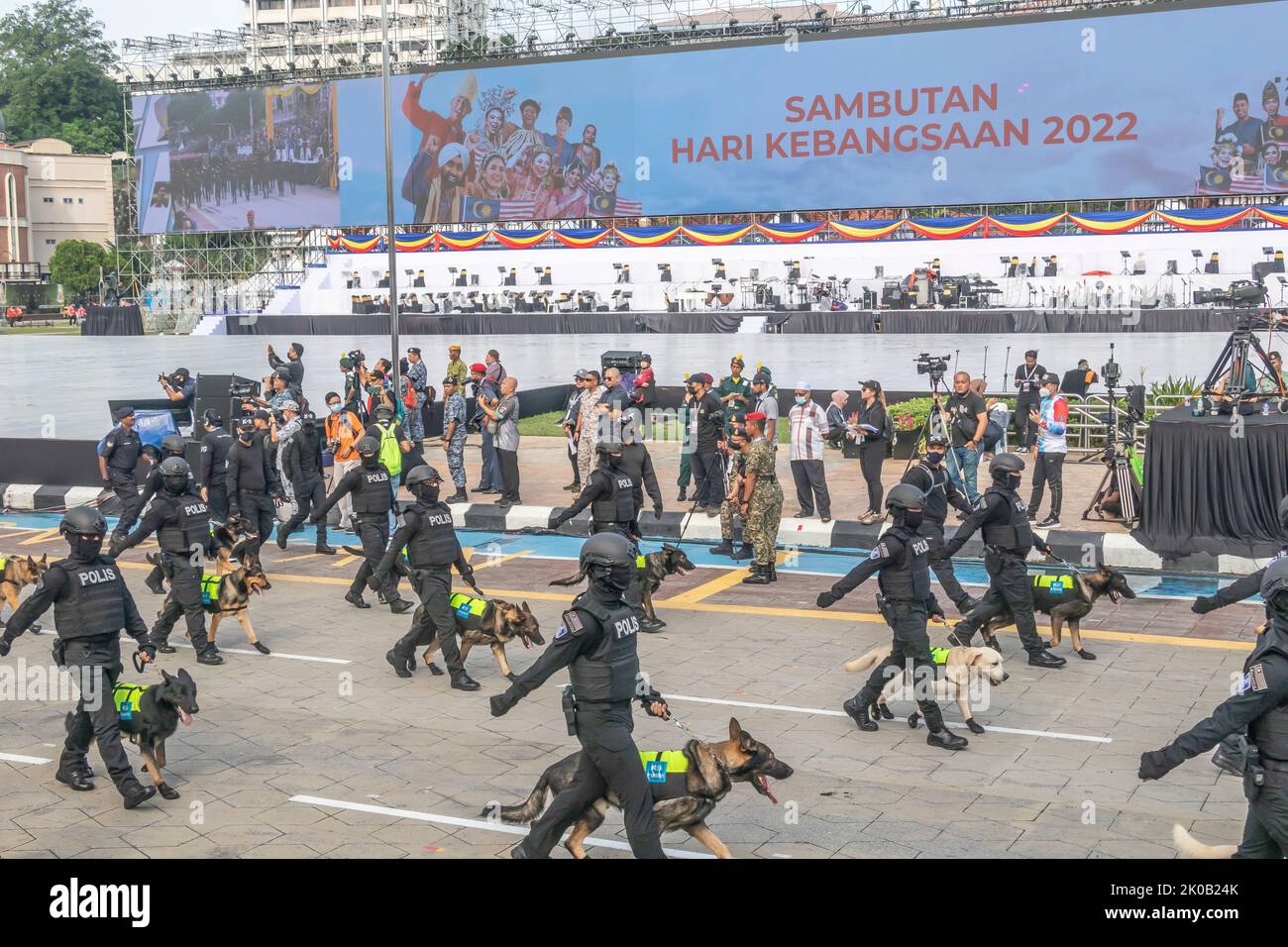 Handler mit Hunden der Einheit K9 der Royal Malaysia Police marschieren während der Parade zum Malaysia National Day 65. in Kuala Lumpur, Malaysia. Stockfoto
