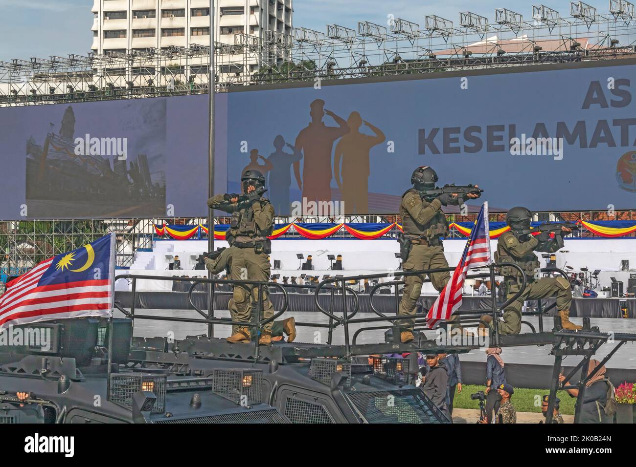 MwSt. 69 Kommandoeinheit personnels auf Angriffsfahrzeug der Royal Malaysia Police während der Parade zum Malaysia National Day 65. in Kuala Lumpur, Malaysia. Stockfoto