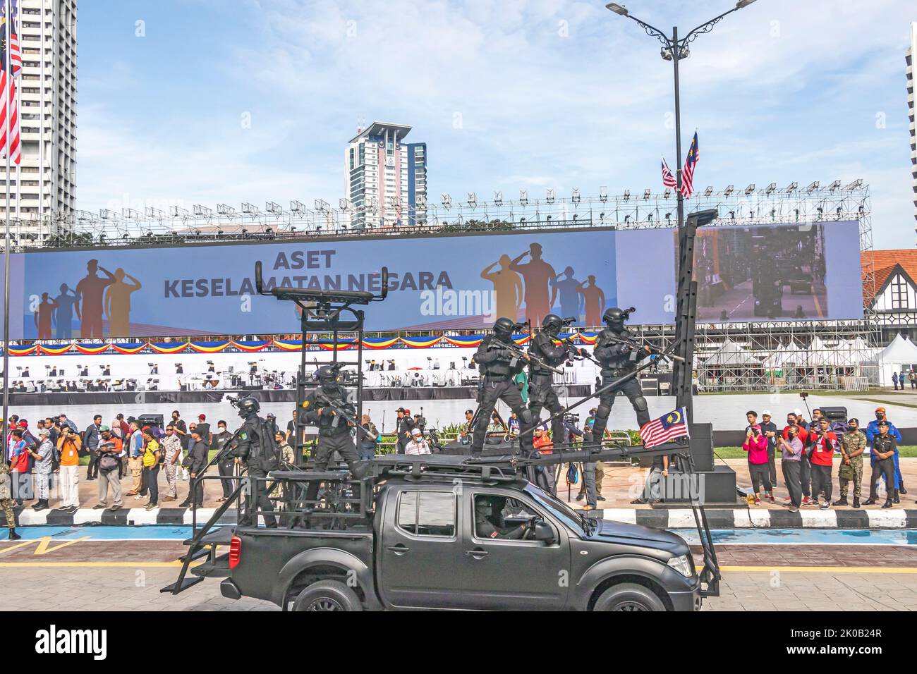 Die antiterroristischen Spezialeinheiten der malaysischen Armee befehligen das Fahrzeug während der Parade zum Malaysia National Day 65. in Kuala Lumpur, Malaysia. Stockfoto