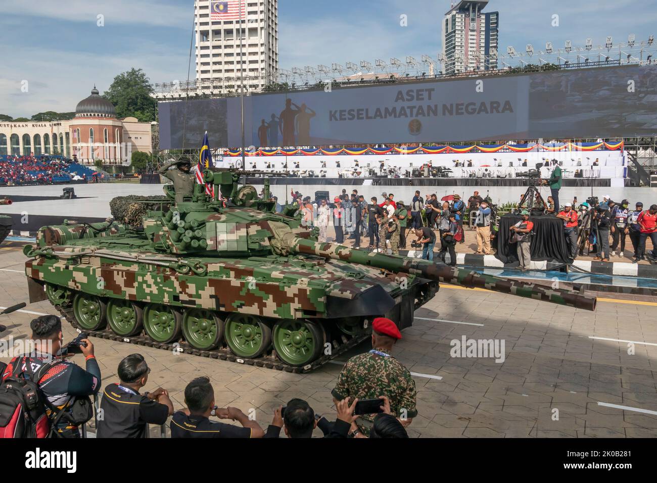 Der PT-91m-Pendekar-Panzer der malaysischen Armee während der Parade zum Malaysia National Day 65. in Kuala Lumpur, Malaysia. Stockfoto
