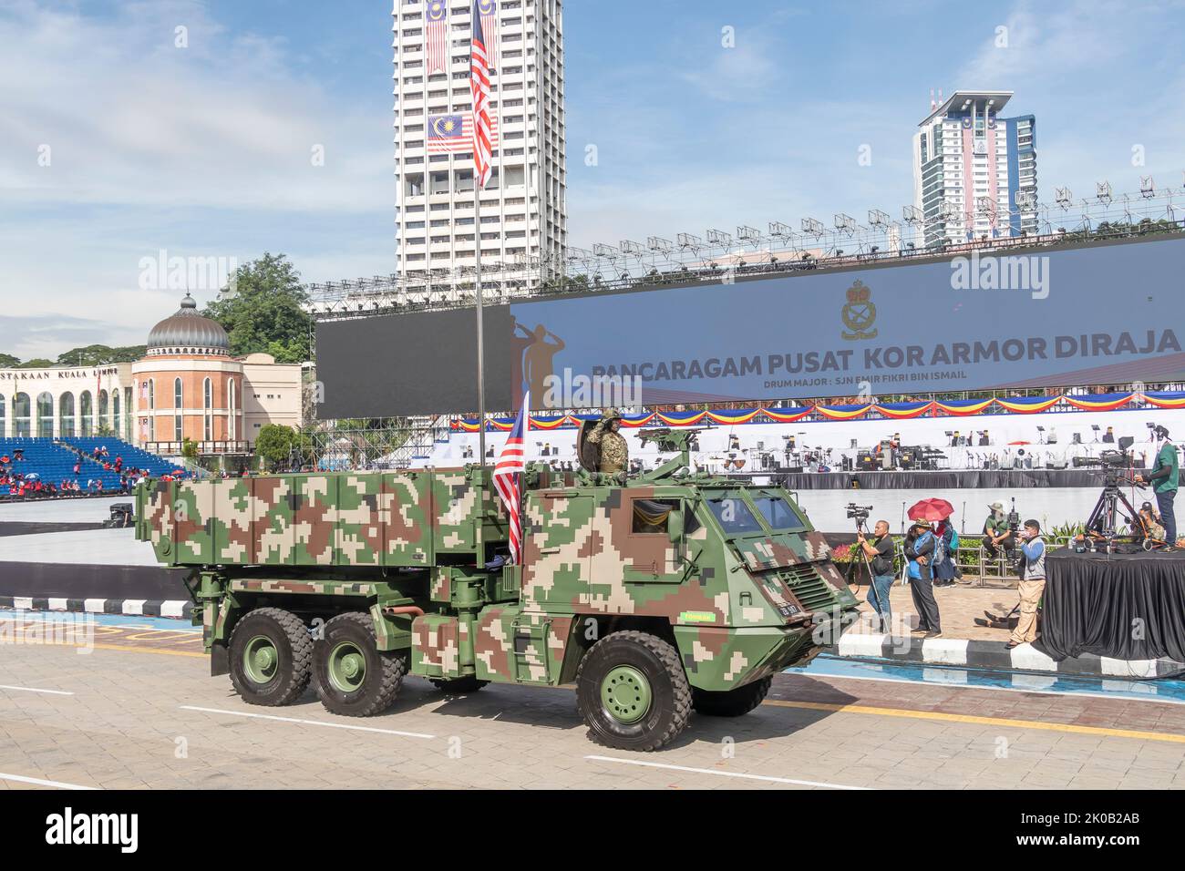 Das mehrfache Raketenabschusssystem der malaysischen Armee Astros 11 wurde während der Parade zum Malaysia National Day 65. in Kuala Lumpur auf dem Tectran VBT-2028-Lastwagen montiert. Stockfoto