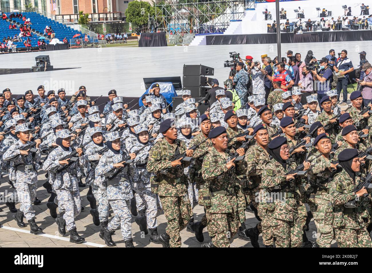 Männer und Frauen der malaysischen Armee und der Royal Malaysian Navy marschieren mit Sturmgewehren während des 65.. Malaysia National Day in Kuala Lumpur. Stockfoto
