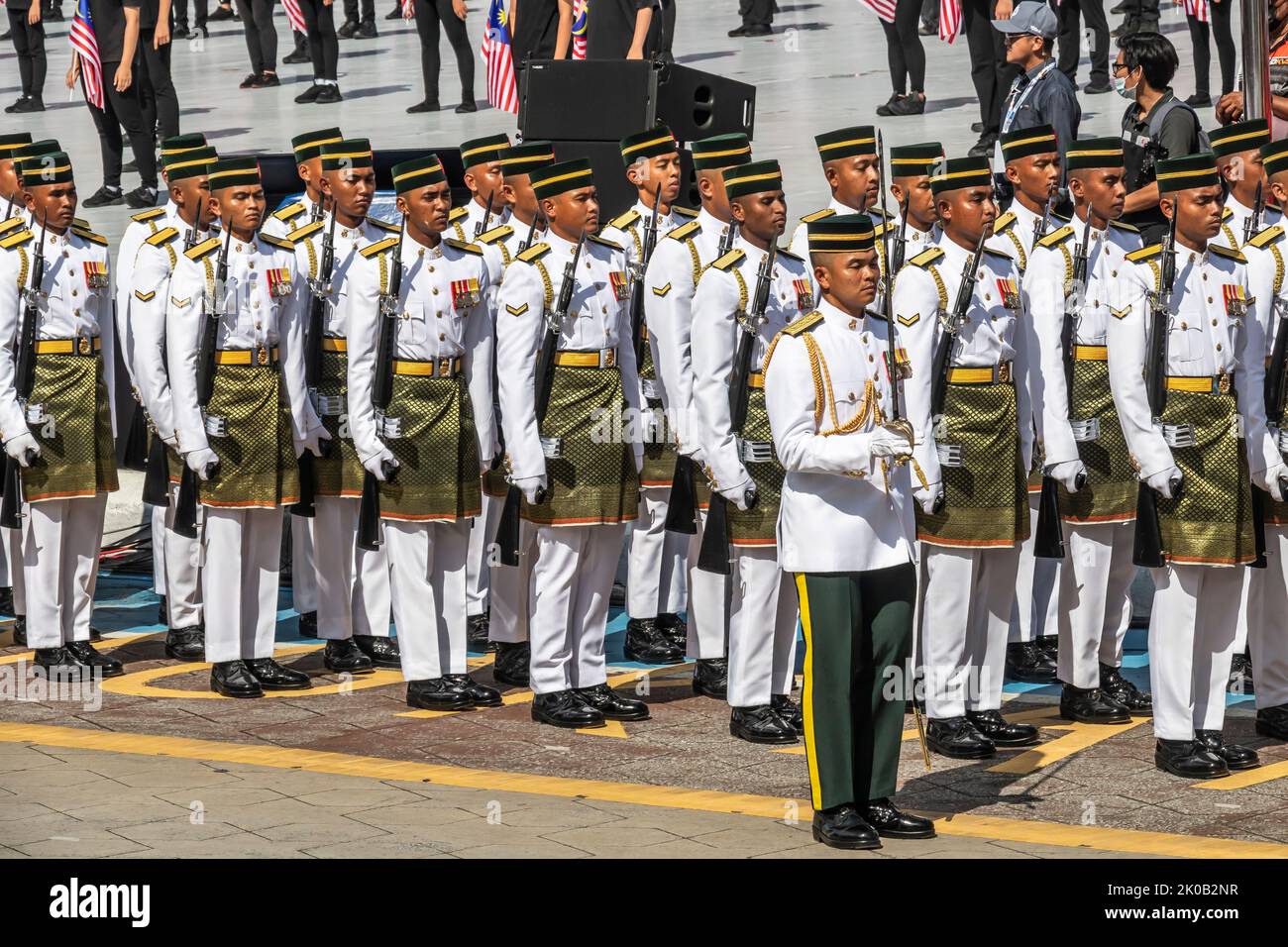 Soldaten des 1. Royal Malay Regiments der Malaysia Army in ihrer Vollkleidung während der Parade zum Malaysia National Day 65. in Kuala Lumpur, Malaysia. Stockfoto