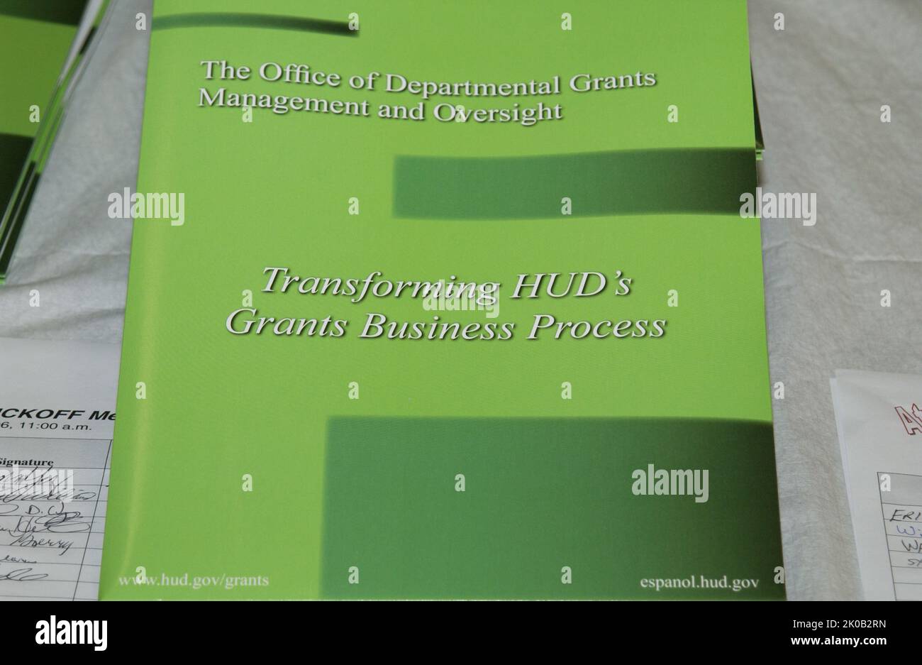 GJ 2007 Bekanntmachung über die Verfügbarkeit von Finanzmitteln Kickoff Meeting - Geschäftsjahr 2007 Bekanntmachung über die Verfügbarkeit von Finanzmitteln (NOFA) Kickoff Meeting im HUD-Hauptquartier, mit Schwerpunkt auf der Transformation des HUD-Geschäftsprozesses für Fördermittel und mit Bemerkungen von: Stellvertretender Sekretär Roy Bernardi; stellvertretender Stabschef Scott Keller; Assistenzsekretär für Verwaltung Keith Nelson; Direktorin des Office of Departmental Grants Management and Oversight, Barbara Dorf, und Rechtsanwalt-Berater im Office of the General Counsel's Ethics Law Division, Timothy Wray. Bekanntmachung über die Verfügbarkeit der Finanzierung für das Geschäftsjahr 2007 Kickoff Meeting subje Stockfoto